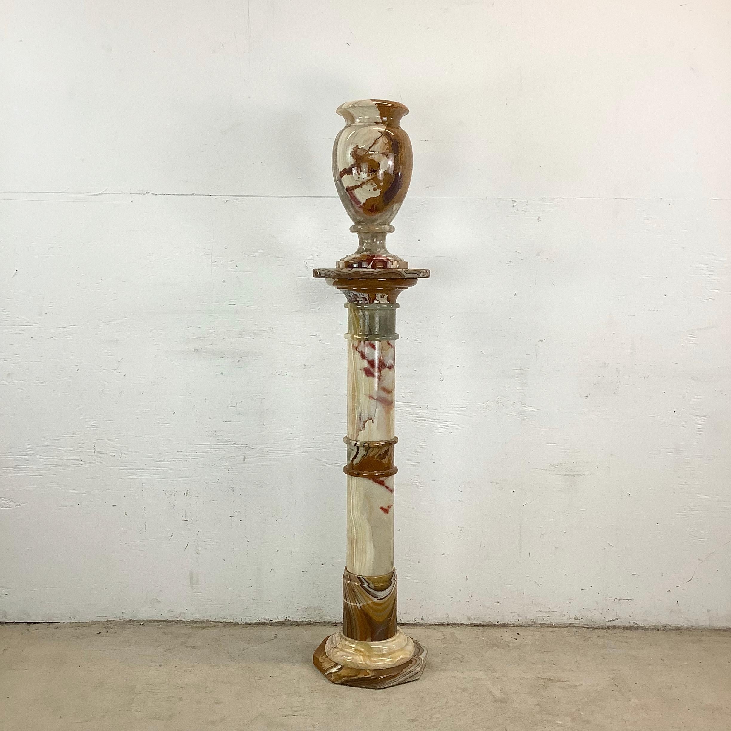 Vintage Onyx-Sockel mit dekorativer Vase (Neoklassisch) im Angebot