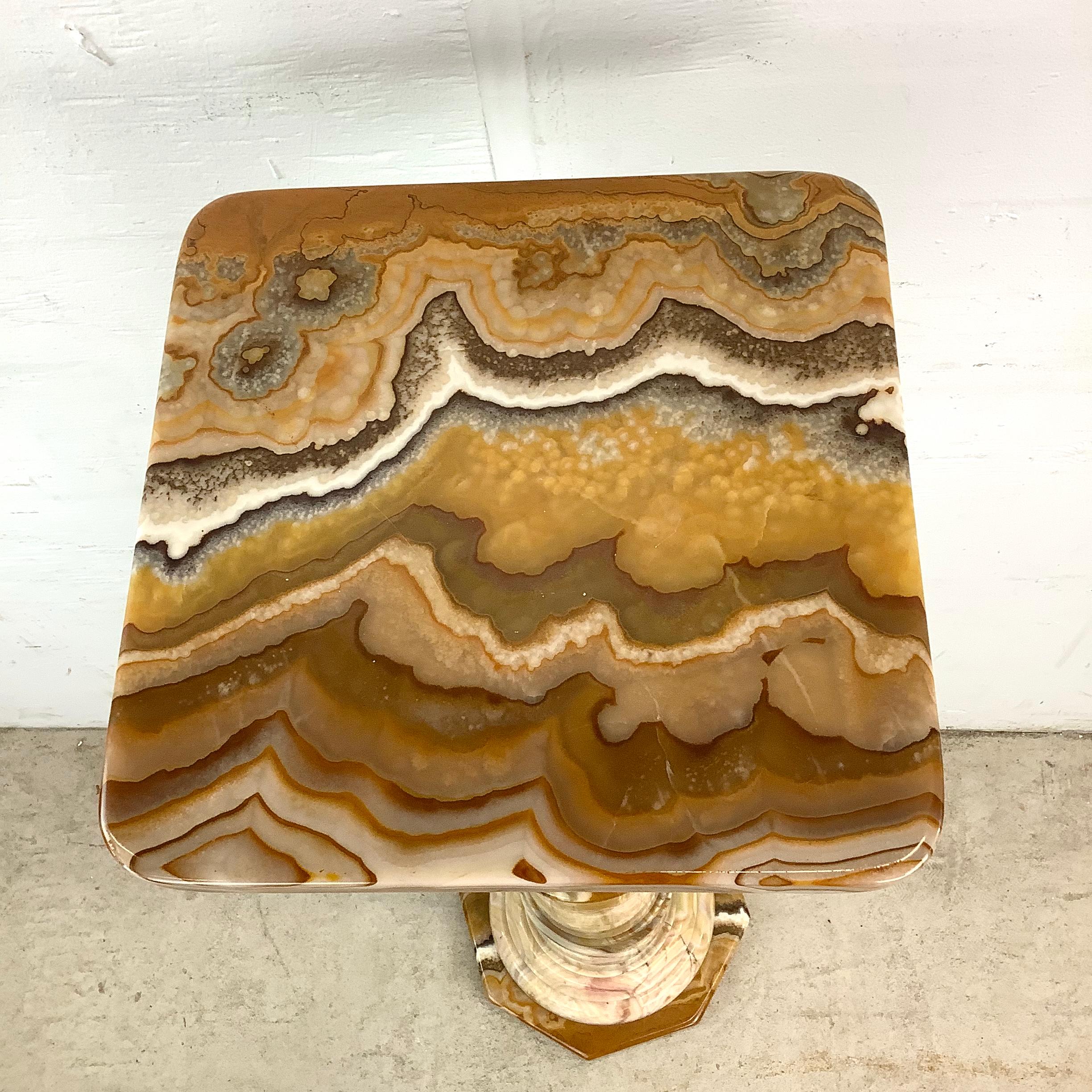 Vintage Onyx-Sockel mit dekorativer Vase (20. Jahrhundert) im Angebot