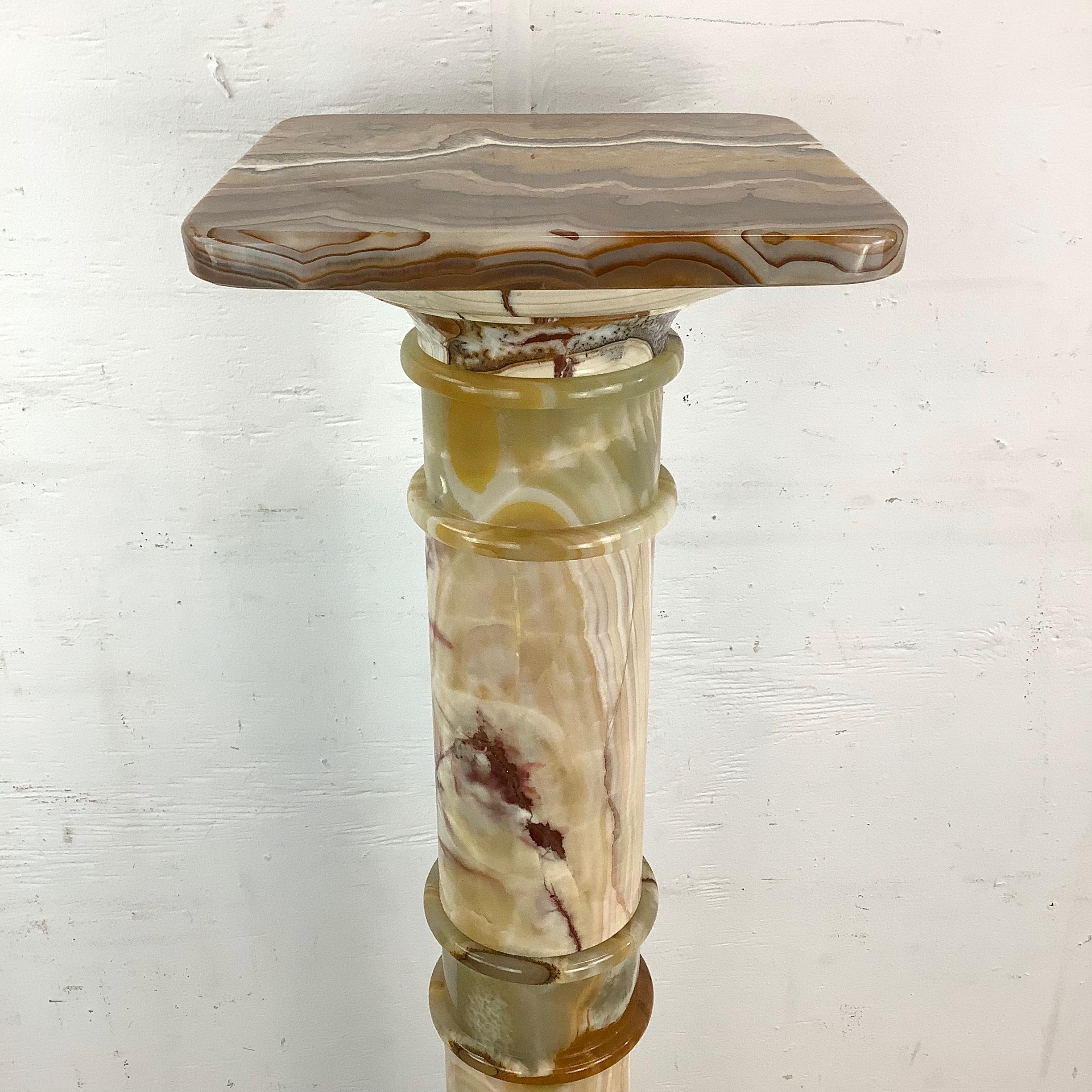 Vintage Onyx-Sockel mit dekorativer Vase im Angebot 1