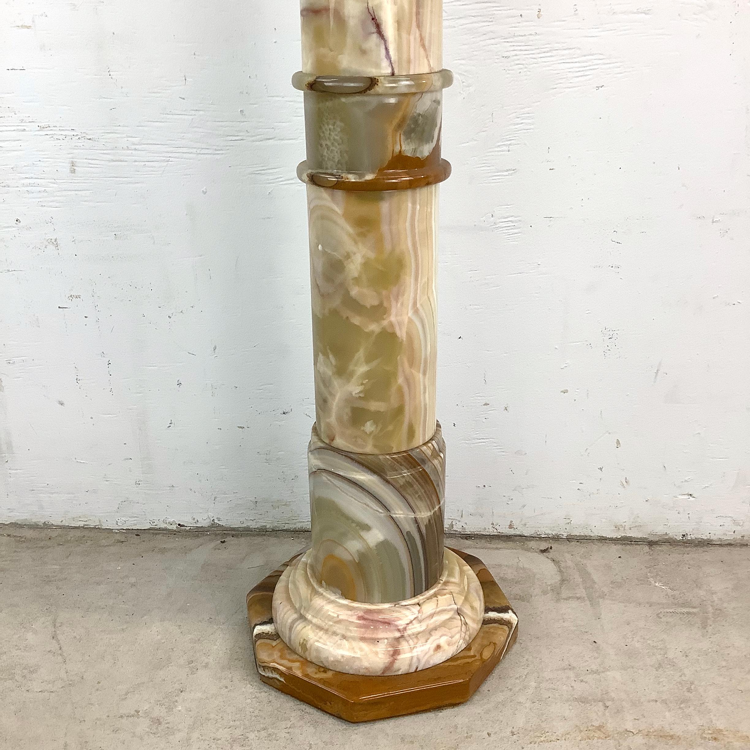 Vintage Onyx-Sockel mit dekorativer Vase im Angebot 2