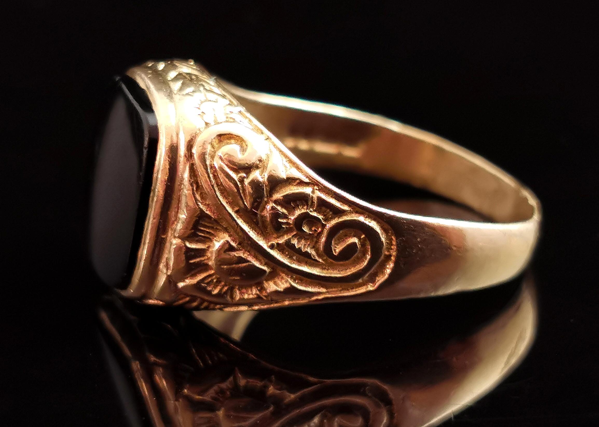 Retro Vintage Onyx signet ring, 9k yellow gold, floral engraved 