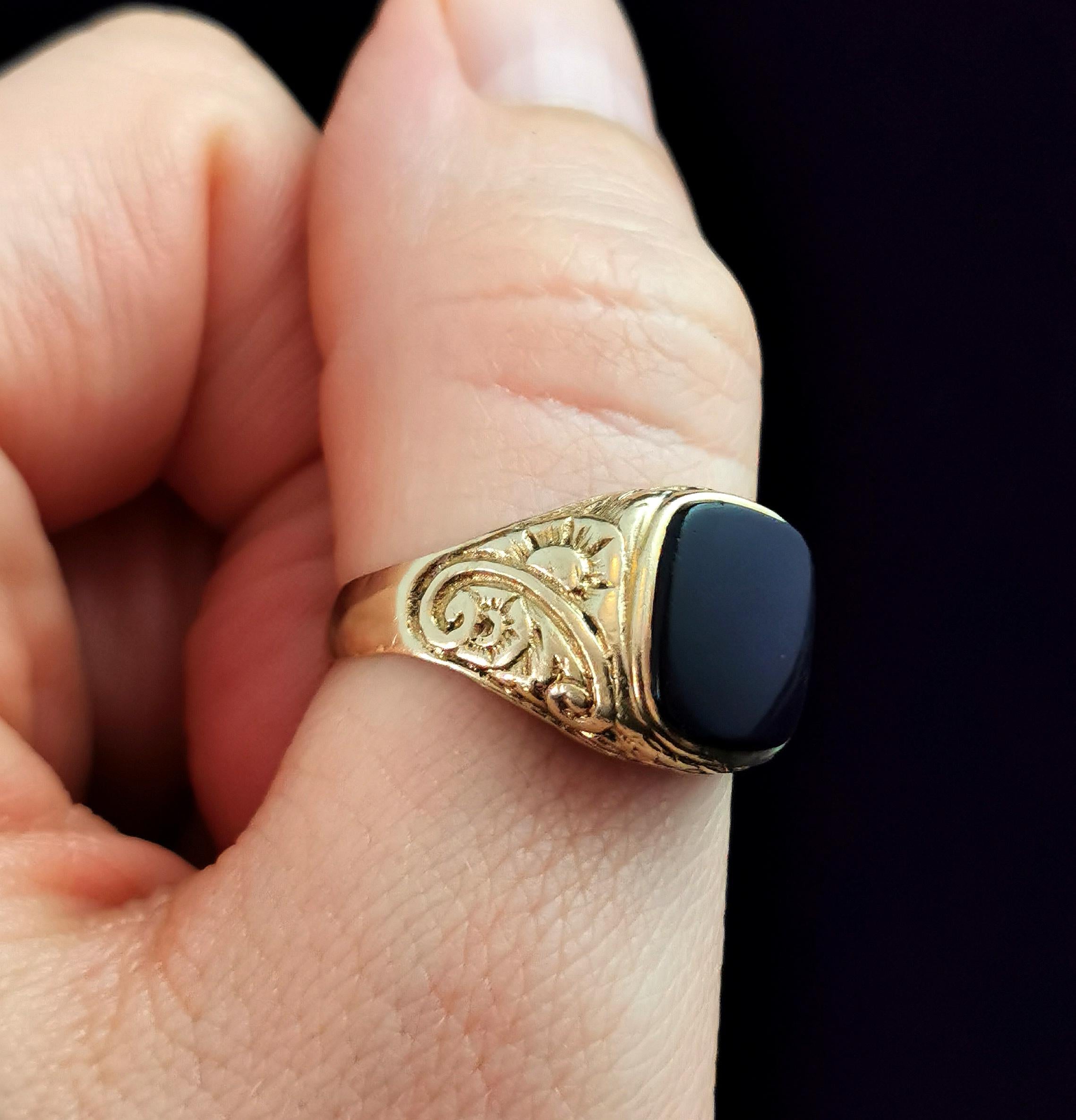 Vintage Onyx signet ring, 9k yellow gold, floral engraved  In Fair Condition In NEWARK, GB