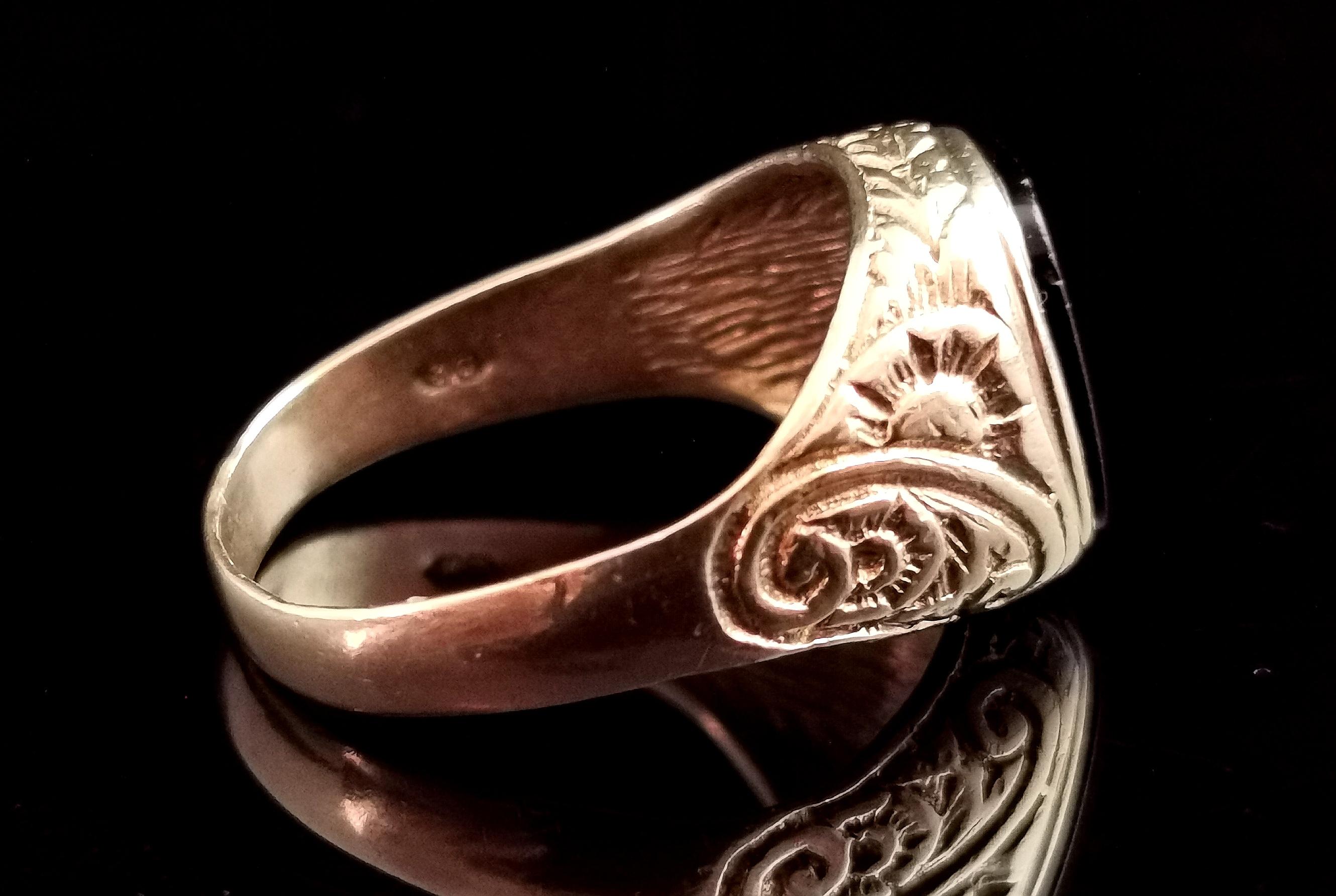 Men's Vintage Onyx signet ring, 9k yellow gold, floral engraved 