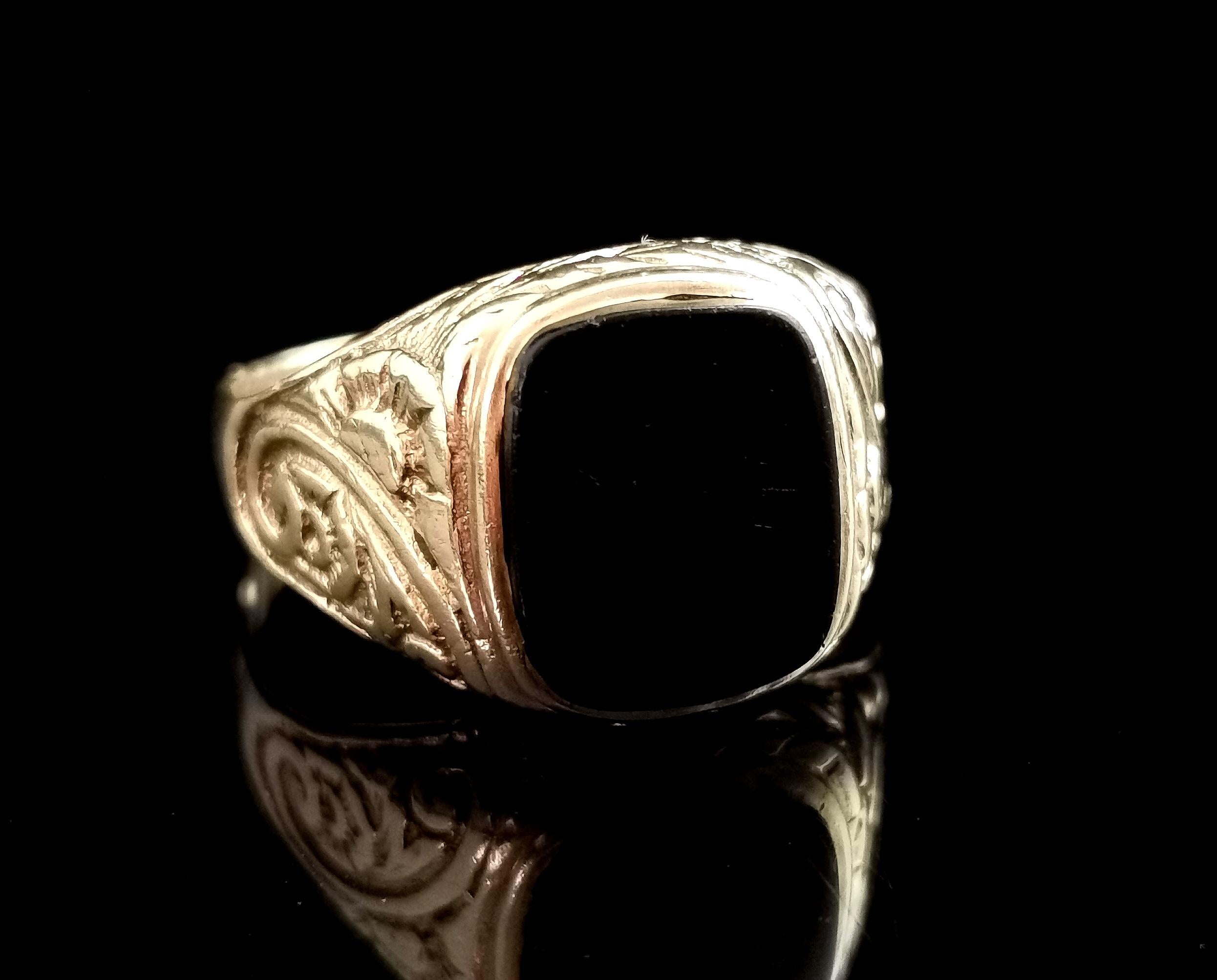Vintage Onyx signet ring, 9k yellow gold, floral engraved  1
