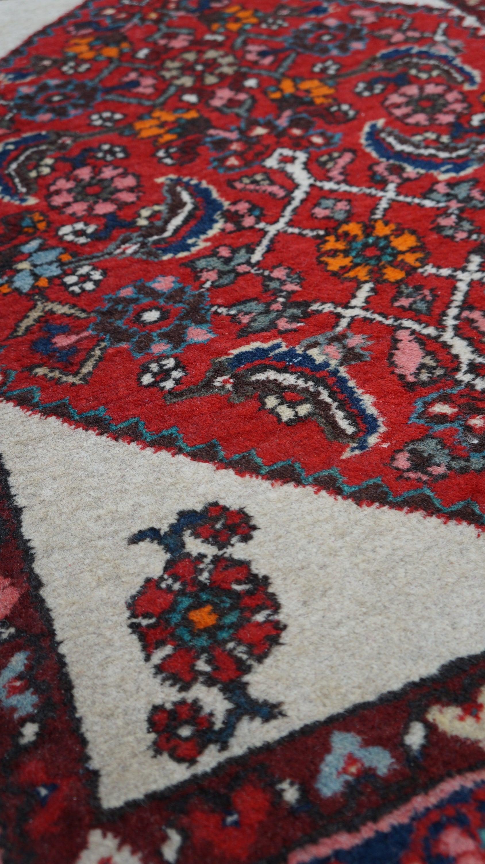 Vintage rug with bright colors, 100x80cm In Fair Condition For Sale In Harderwijk, NL