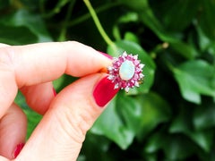 Bague cocktail vintage en or jaune avec opale, rubis 1,10 carat et diamants