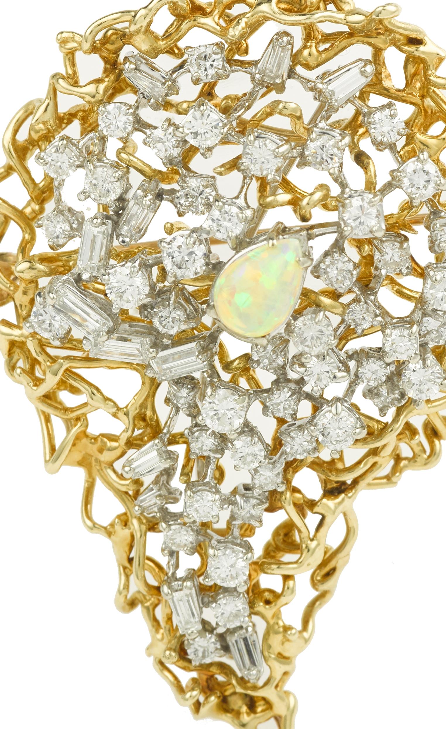 Eine wichtige Brosche/Anhänger aus Gelbgold, besetzt mit einem wunderschönen birnenförmigen Opal von ca. 0,42 Karat.

Er ist mit etwa 4,61 Karat Diamanten im Baguette- und Brillantschliff besetzt.

Größe der Brosche: 61 x 43 mm (2,402 x 1,693