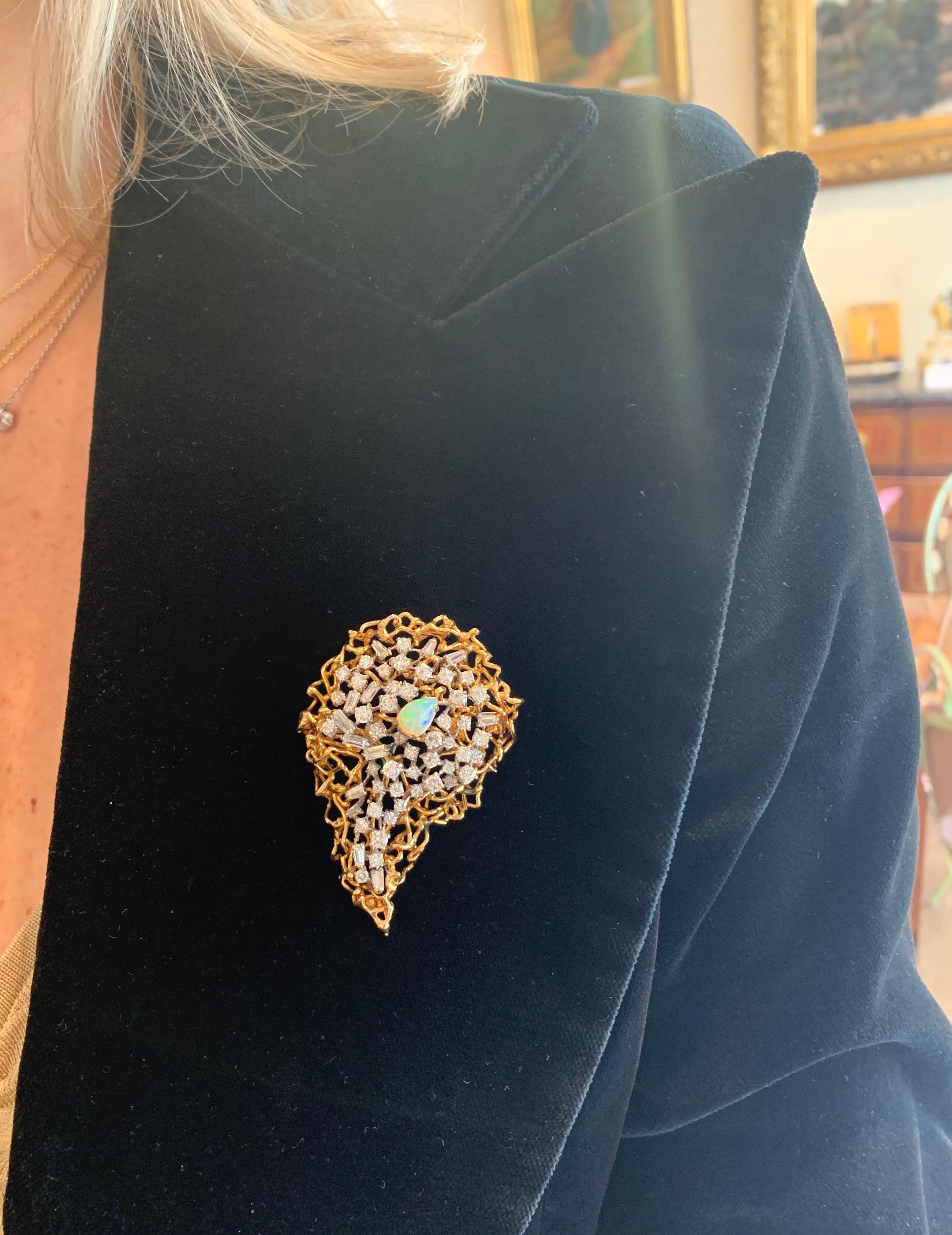 Vintage Opal 4.60 Carats Diamonds 18 Carats Yellow Gold Brooch/ Pendant In Excellent Condition For Sale In Paris, FR