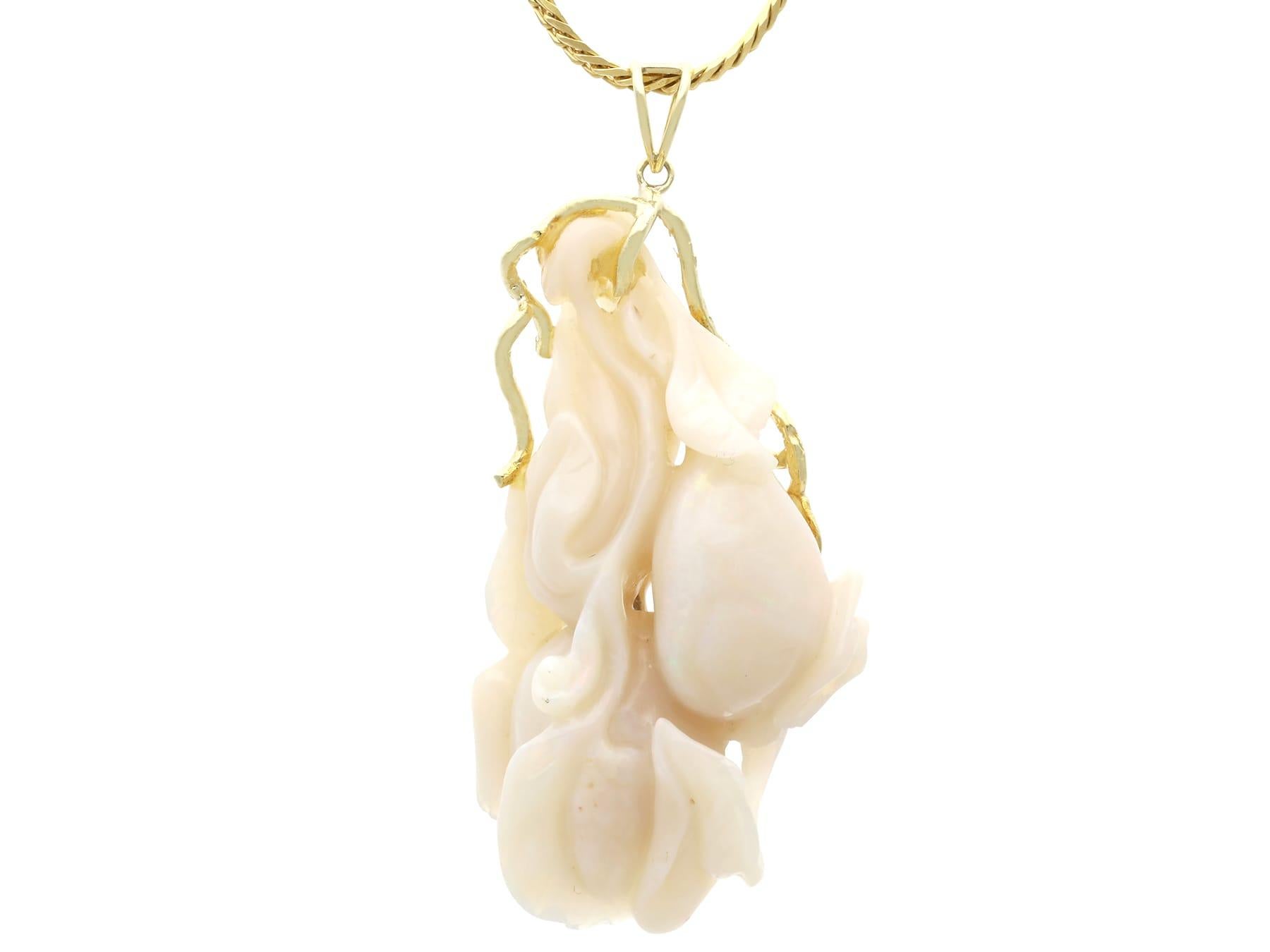 Un beau et impressionnant pendentif vintage en opale blanche sculptée et or jaune 14 carats ; faisant partie de notre collection variée de bijoux en opale vintage.

Ce pendentif vintage fin et impressionnant a été réalisé en or jaune 14