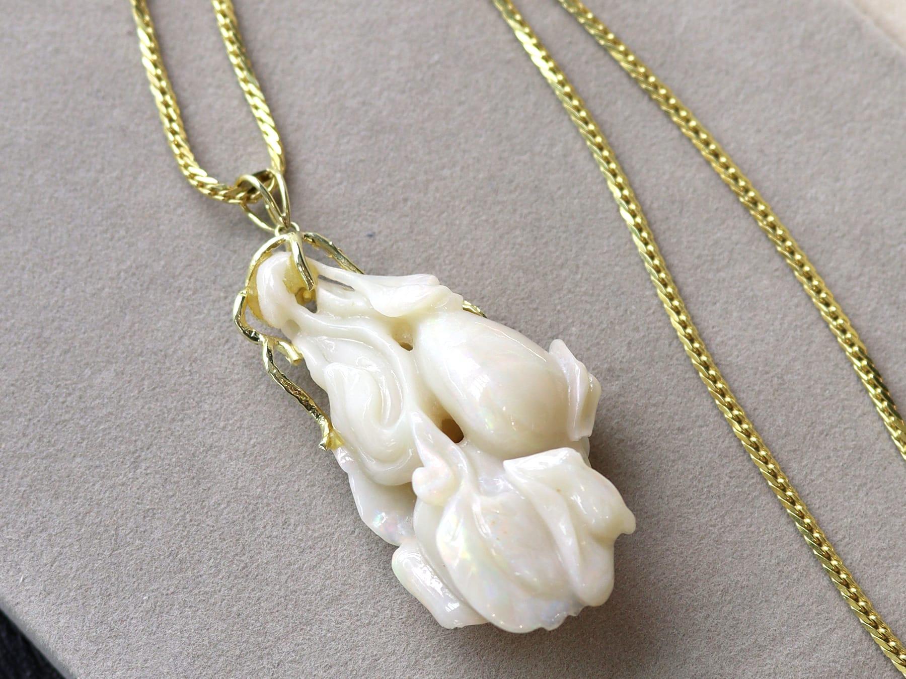 Pendentif vintage en opale et or jaune 14 carats Circa Vintage 1990 Unisexe en vente