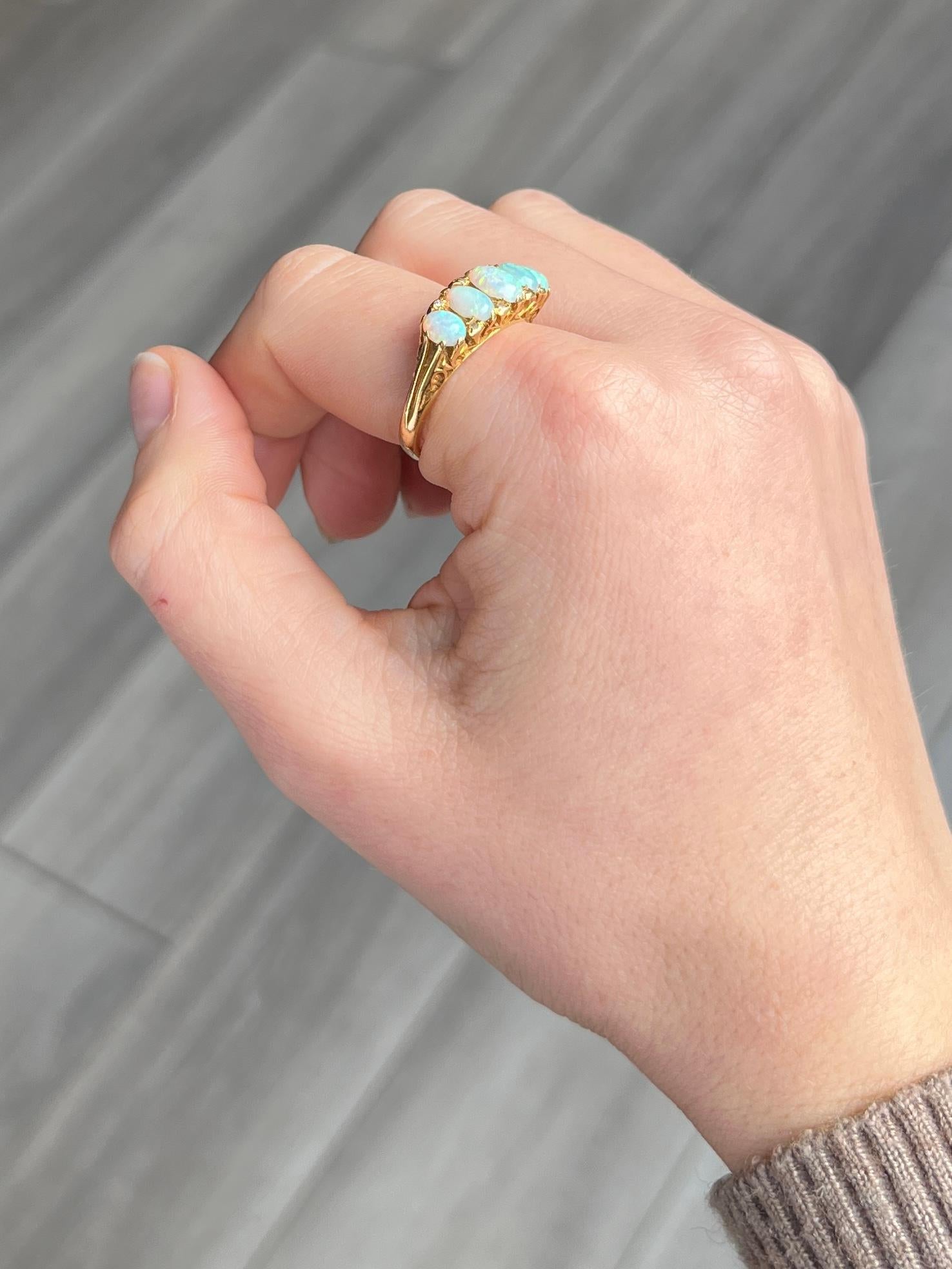 Die Opale in diesem Ring sind wunderschön und haben tolle Farben. Sie sind bündig in die Krallen aus 18-karätigem Gold eingelassen, außerdem gibt es Diamantspitzen und eine sehr verzierte Galerie. Vollständig gestempelt London 1967. 

Ringgröße: P