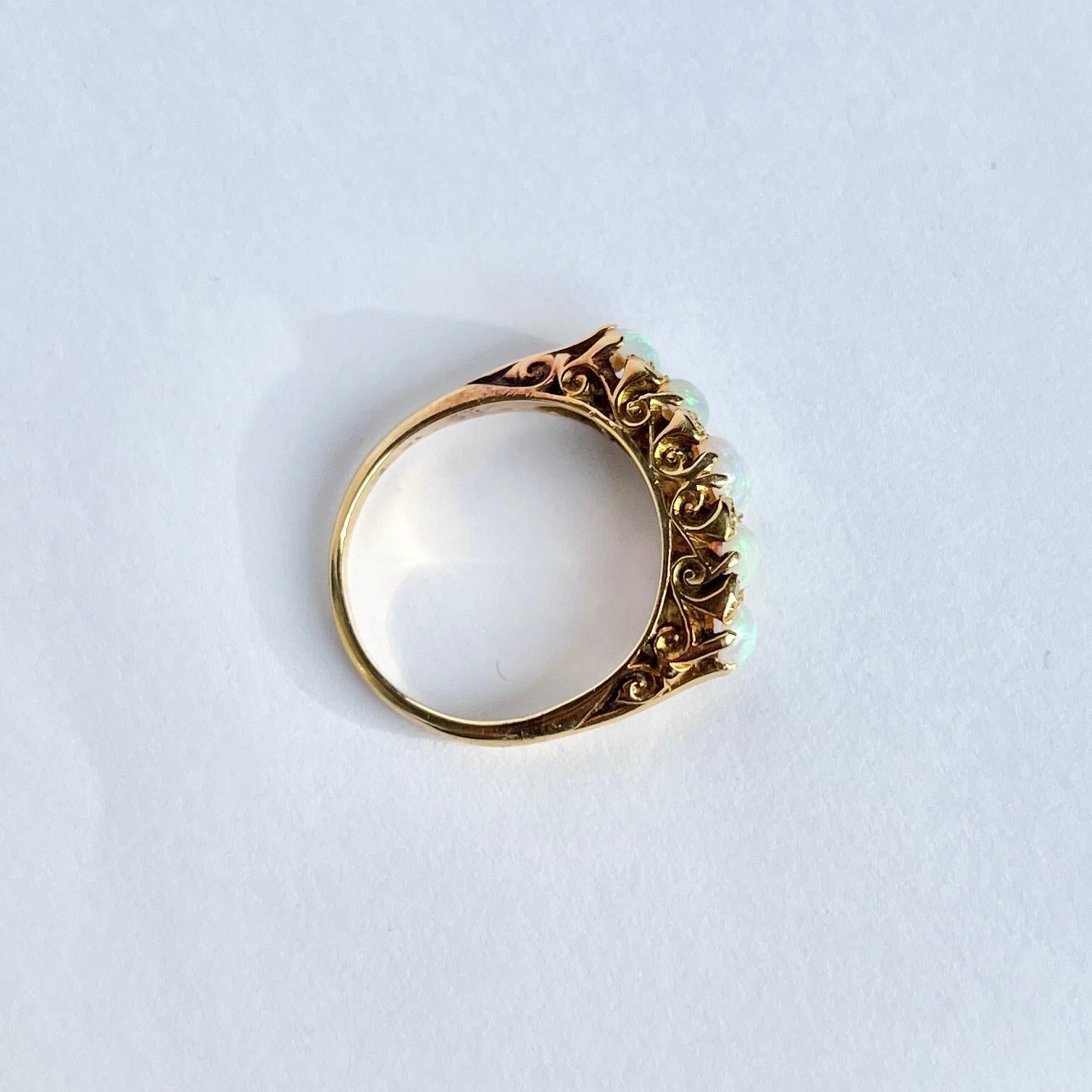 Fünf-Stein-Ring aus Opal und 18 Karat Gold im Zustand „Gut“ im Angebot in Chipping Campden, GB