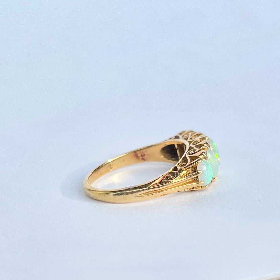 Vintage Opal and 18 Carat Gold Five-Stone Ring For Sale 1