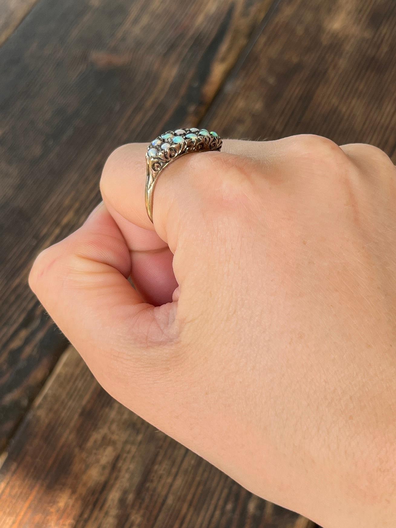 Les opales de cette bague sont magnifiques et présentent de belles couleurs. Elles sont montées sur une galerie ornée et serties de griffes en or 9ct. 

Taille de la bague : S ou 9 
Largeur de la face : 7,5
Hauteur hors doigt : 4mm

Poids : 3,7 g