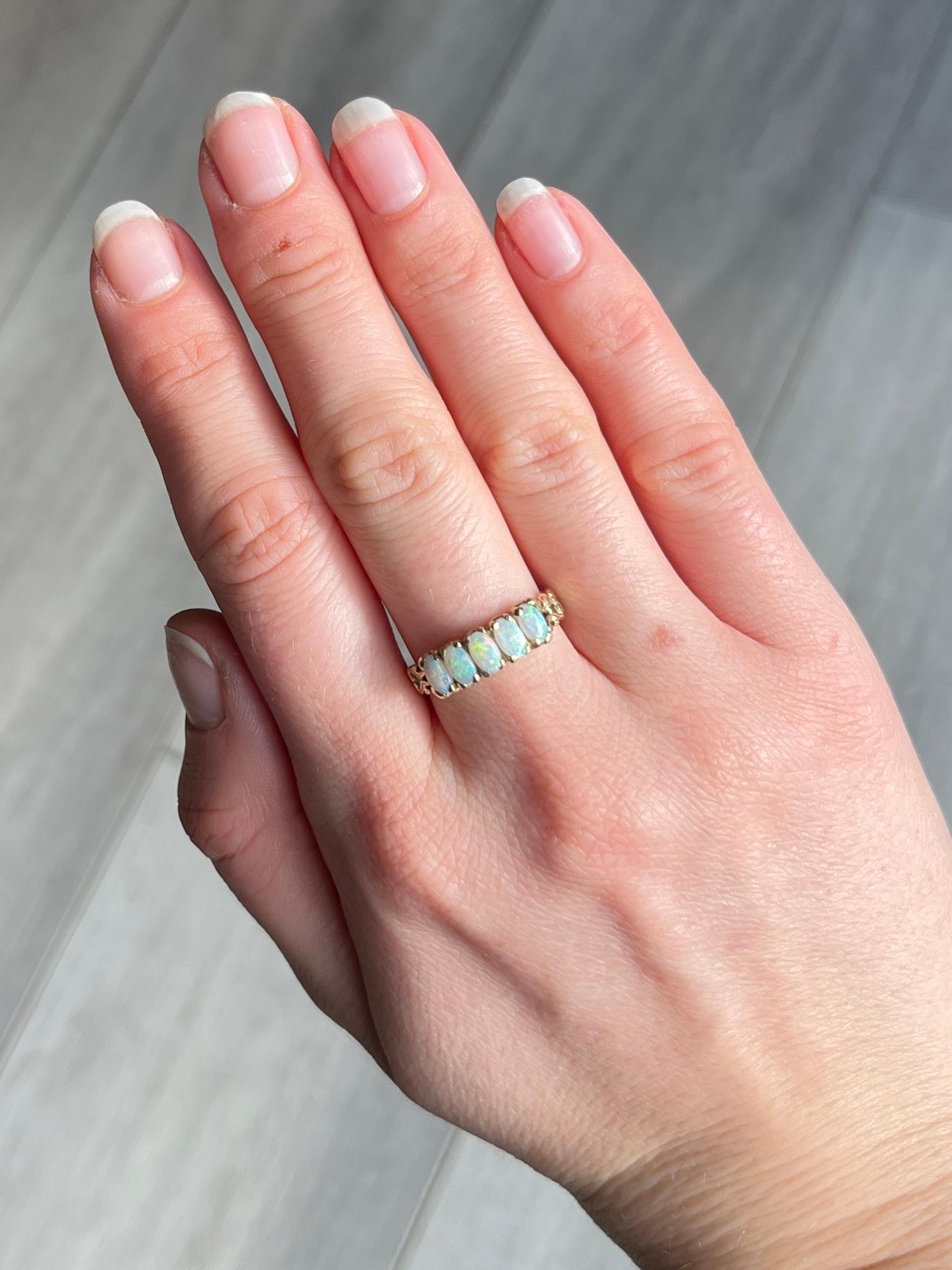 Vintage Opal and 9 Carat Gold Five-Stone Ring In Good Condition For Sale In Chipping Campden, GB