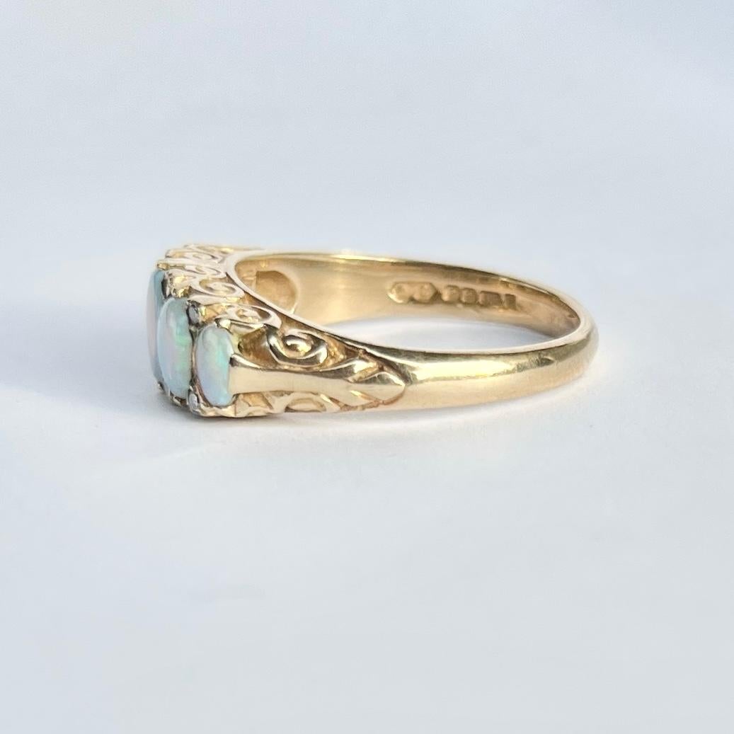 Vintage Opal and 9 Carat Gold Five-Stone Ring In Good Condition In Chipping Campden, GB