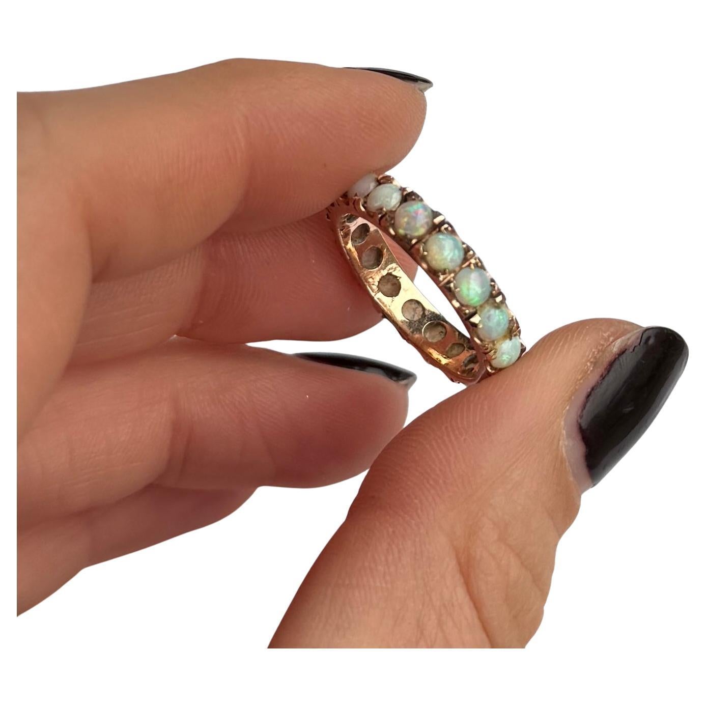 The opals in this ring are gorgeous and throw some great colours. They are set flush within the 9ct gold claws. No damage to any of the stones. 

Ring Size: N 1/2 or 7 
Face Width: 4mm 
Height Off Finger: 3mm

Weight: 2.5g