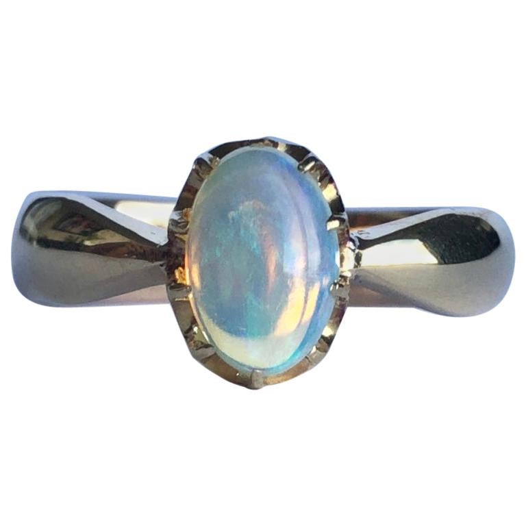Anillo solitario vintage de ópalo y oro de 9 quilates