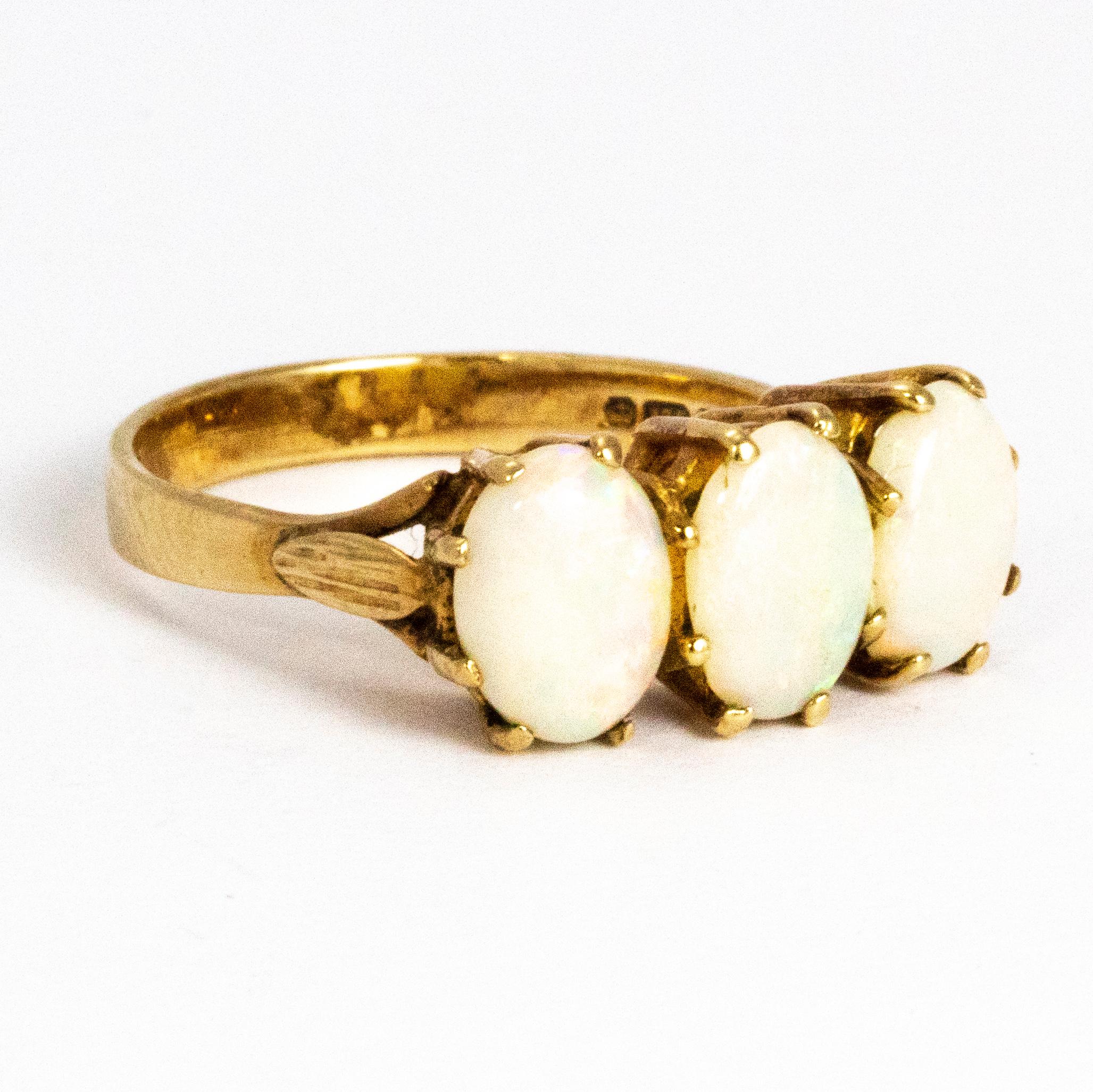 Vintage Opal and 9 Carat Gold Three-Stone Ring In Good Condition In Chipping Campden, GB