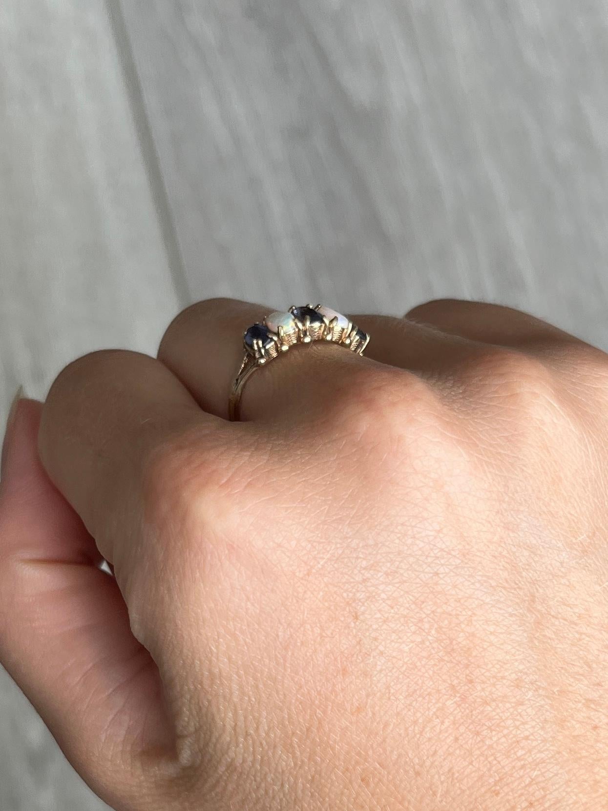 Dieser herrliche Ring enthält zwei Opale und drei Amethyste. Der Ring ist aus 9-karätigem Gold modelliert und hat geteilte Schultern. 

Ring Größe: M oder 6 1/4
Breiteste Stelle: 6,5 mm

Gewicht: 1,6 g