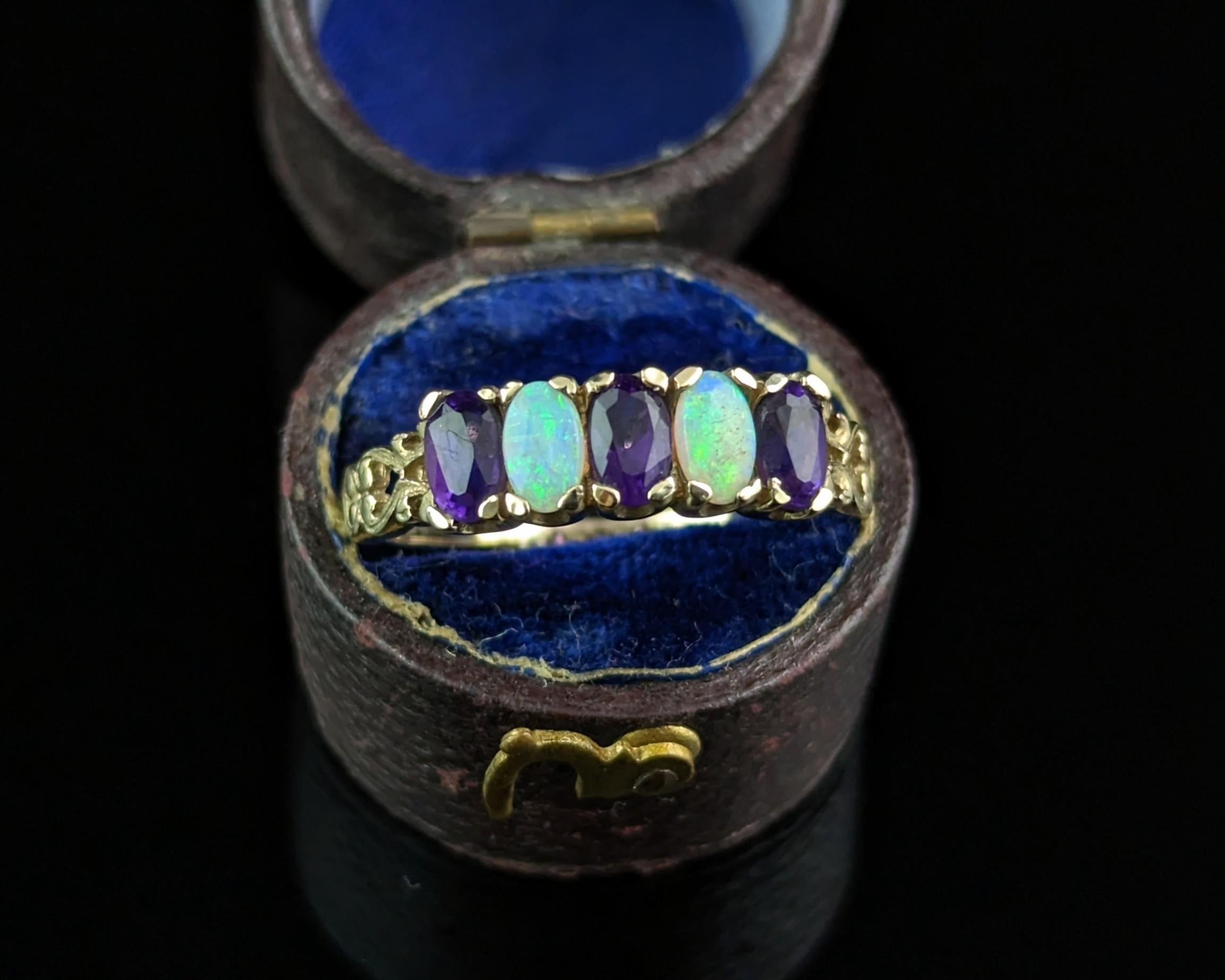 Fünf-Stein-Ring aus 9 Karat Gelbgold mit Opal und Amethyst  (Retro)