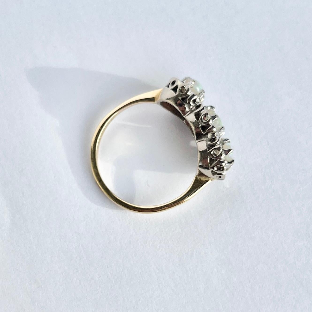Dreifach-Cluster-Ring aus 18 Karat Gold mit Opal und Diamant im Zustand „Gut“ im Angebot in Chipping Campden, GB
