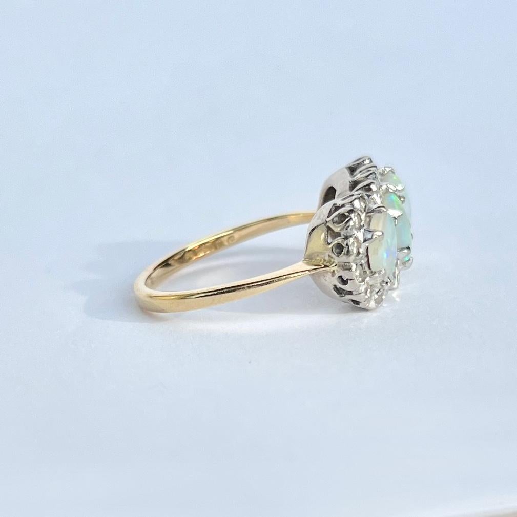 Dreifach-Cluster-Ring aus 18 Karat Gold mit Opal und Diamant im Angebot 1