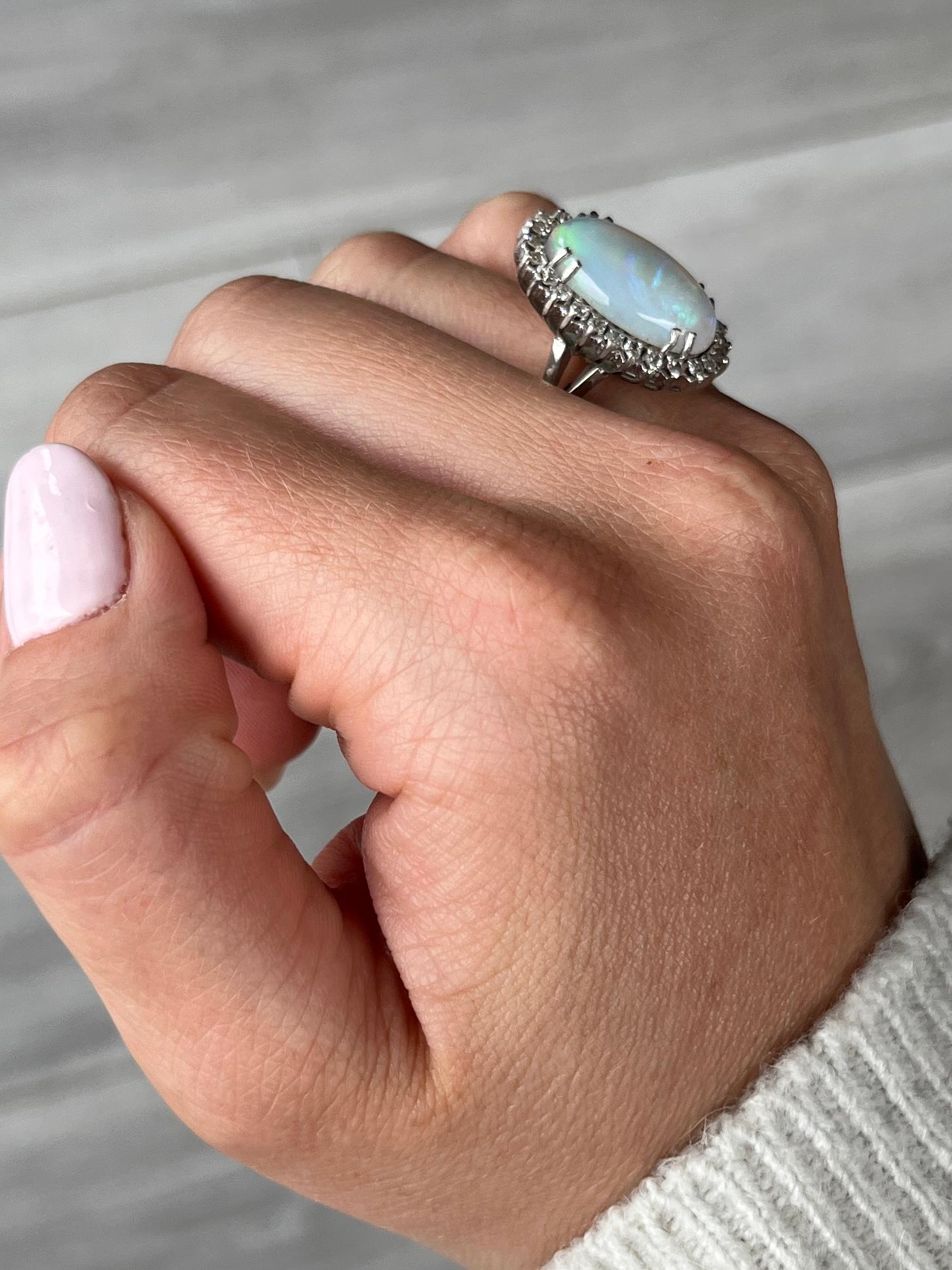 Anillo vintage en racimo de ópalo y diamantes de oro blanco de 9 quilates Cabujón