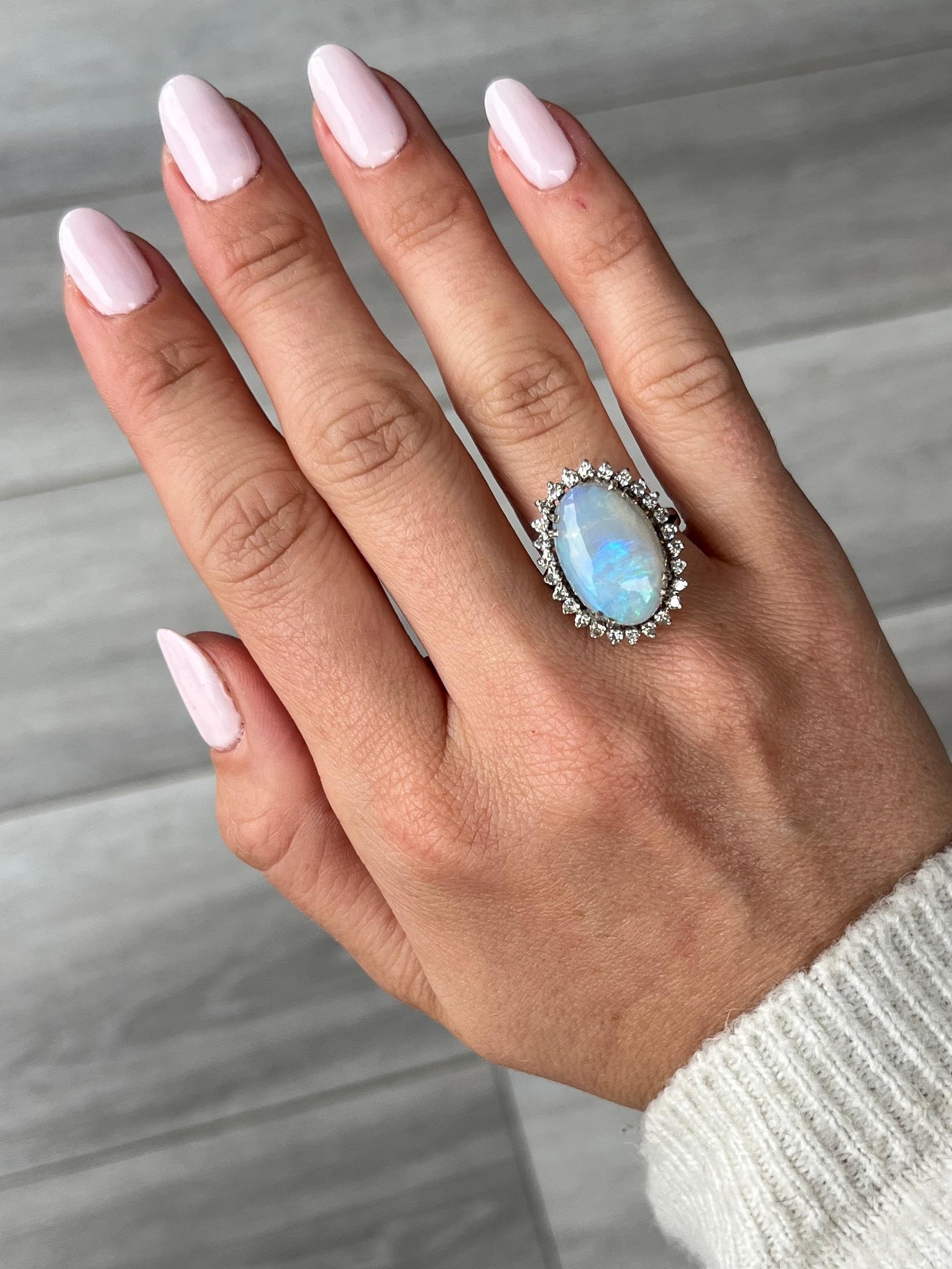 Anillo vintage en racimo de ópalo y diamantes de oro blanco de 9 quilates en Bueno Estado en Chipping Campden, GB