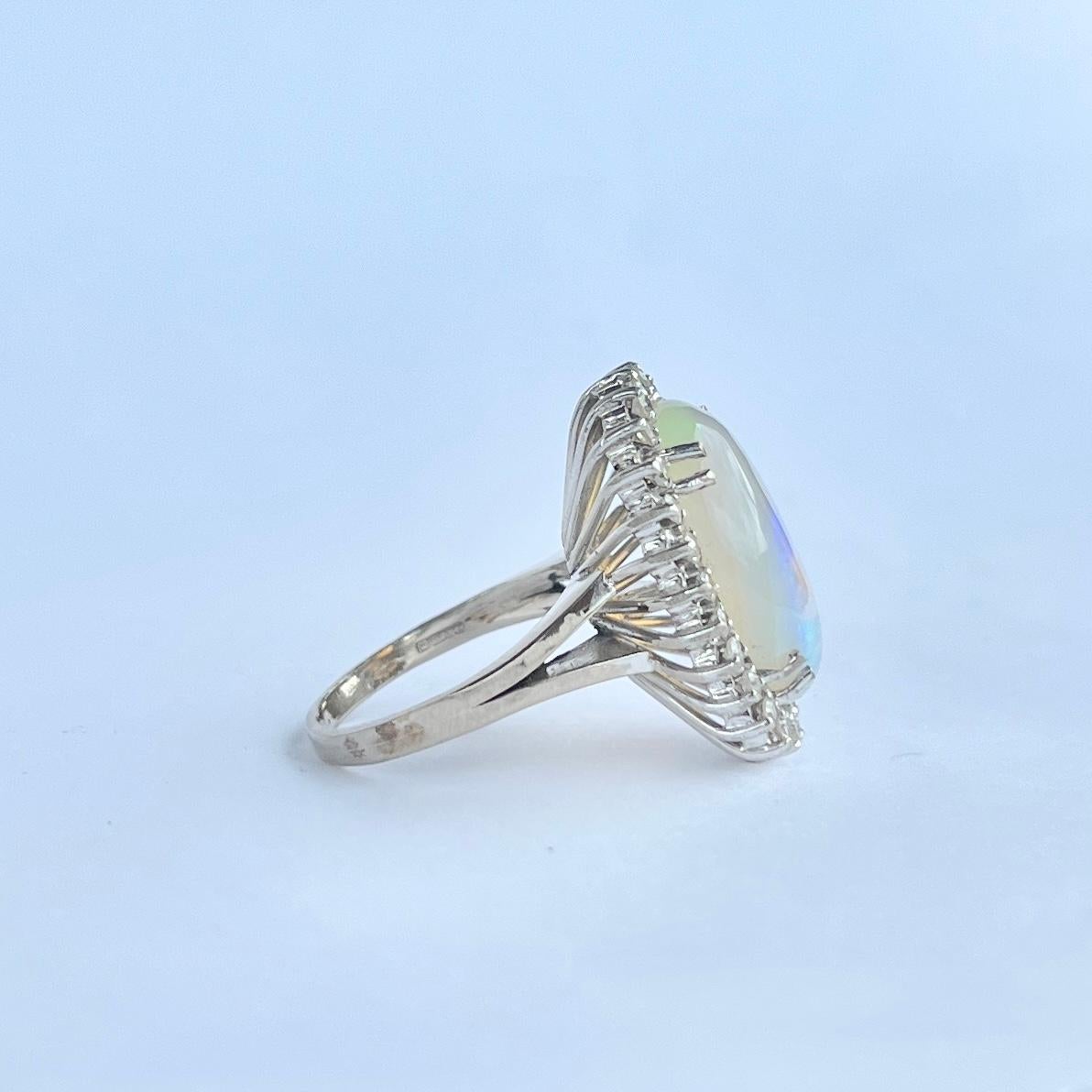 Anillo vintage en racimo de ópalo y diamantes de oro blanco de 9 quilates 1