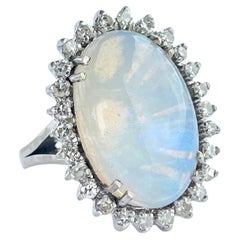 Anillo vintage en racimo de ópalo y diamantes de oro blanco de 9 quilates