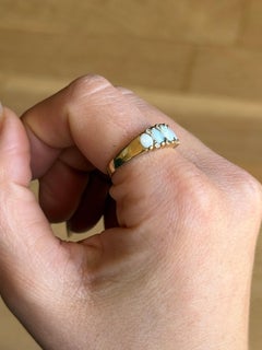 Anello d'epoca a cinque pietre in oro 9 carati con opale e diamanti