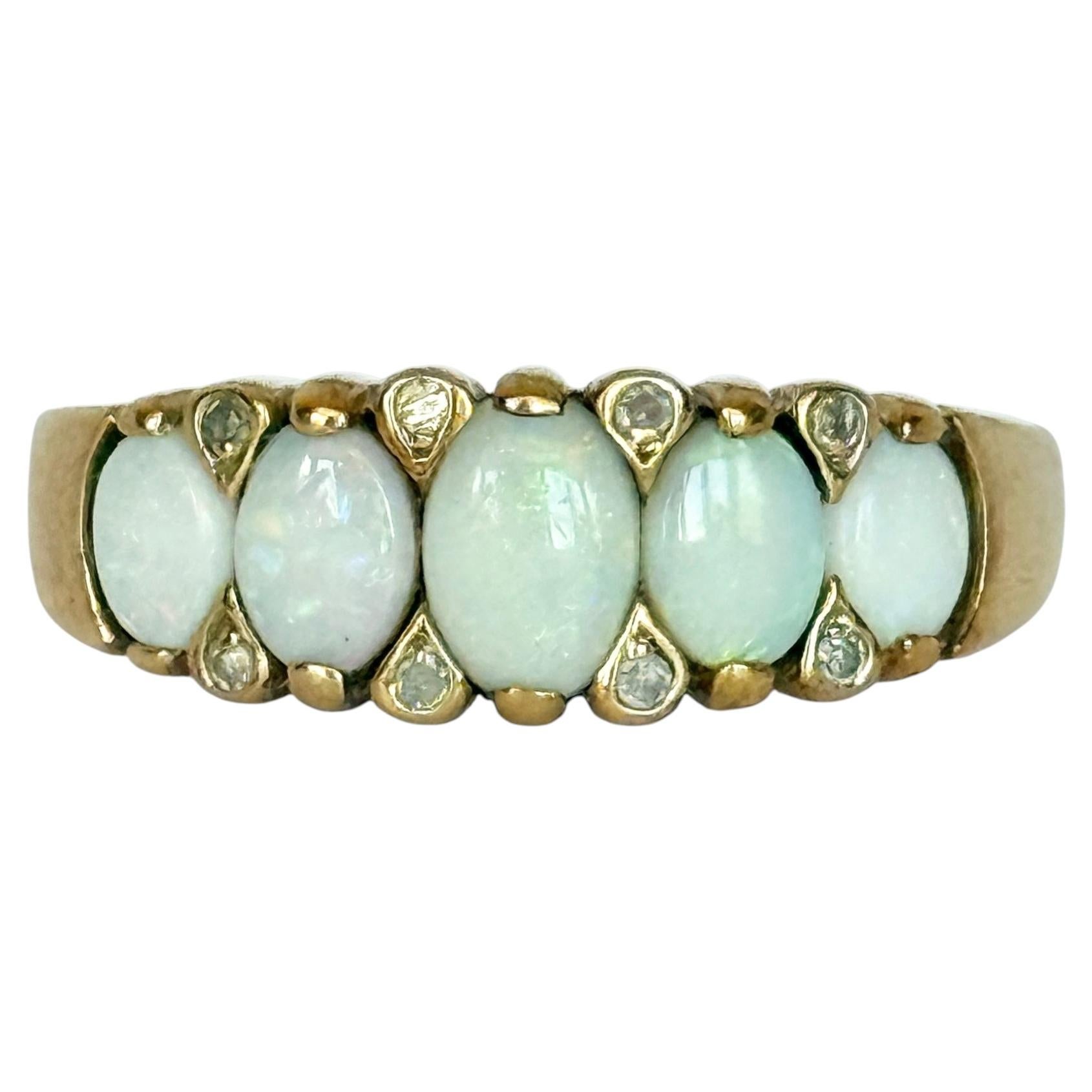 Anillo vintage de cinco piedras de oro de 9 quilates con ópalo y punta de diamante en venta
