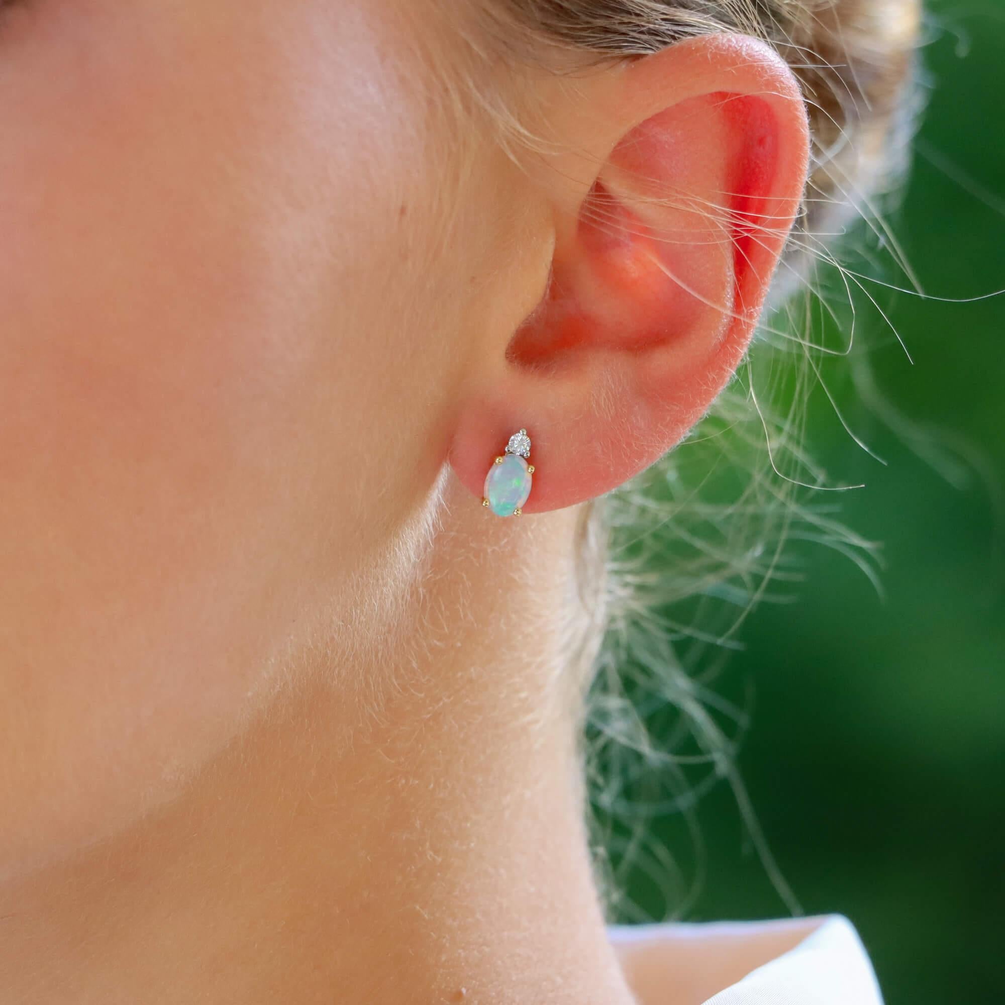 Ein elegantes Paar Vintage-Opal und Diamant-Ohrstecker in 9 Karat Gelbgold.

Jeder Ohrring ist überwiegend mit einem wunderschönen Opalstein besetzt, der sicher in Gelbgold mit vier Krallen gefasst ist. An der Spitze jedes Opals befindet sich ein