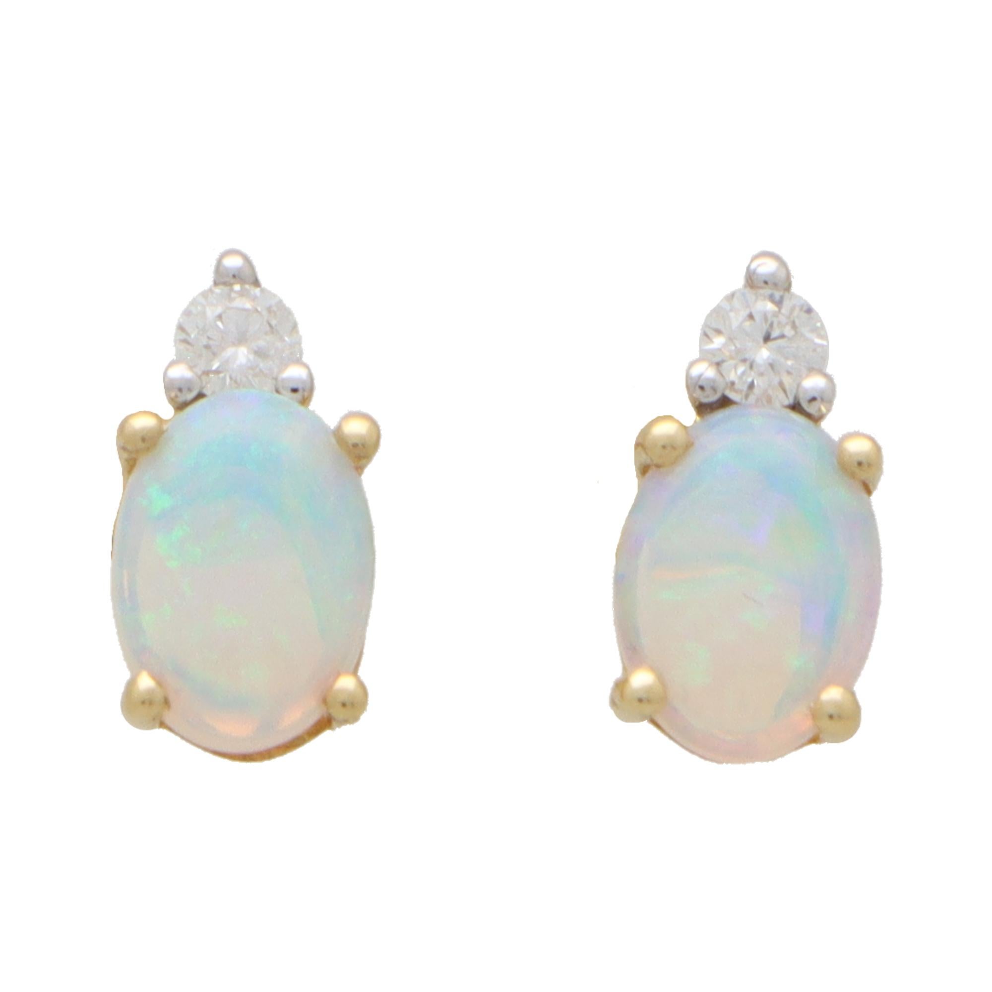 Vintage-Ohrstecker mit Opal und Diamant aus 9 Karat Gelbgold (Cabochon)