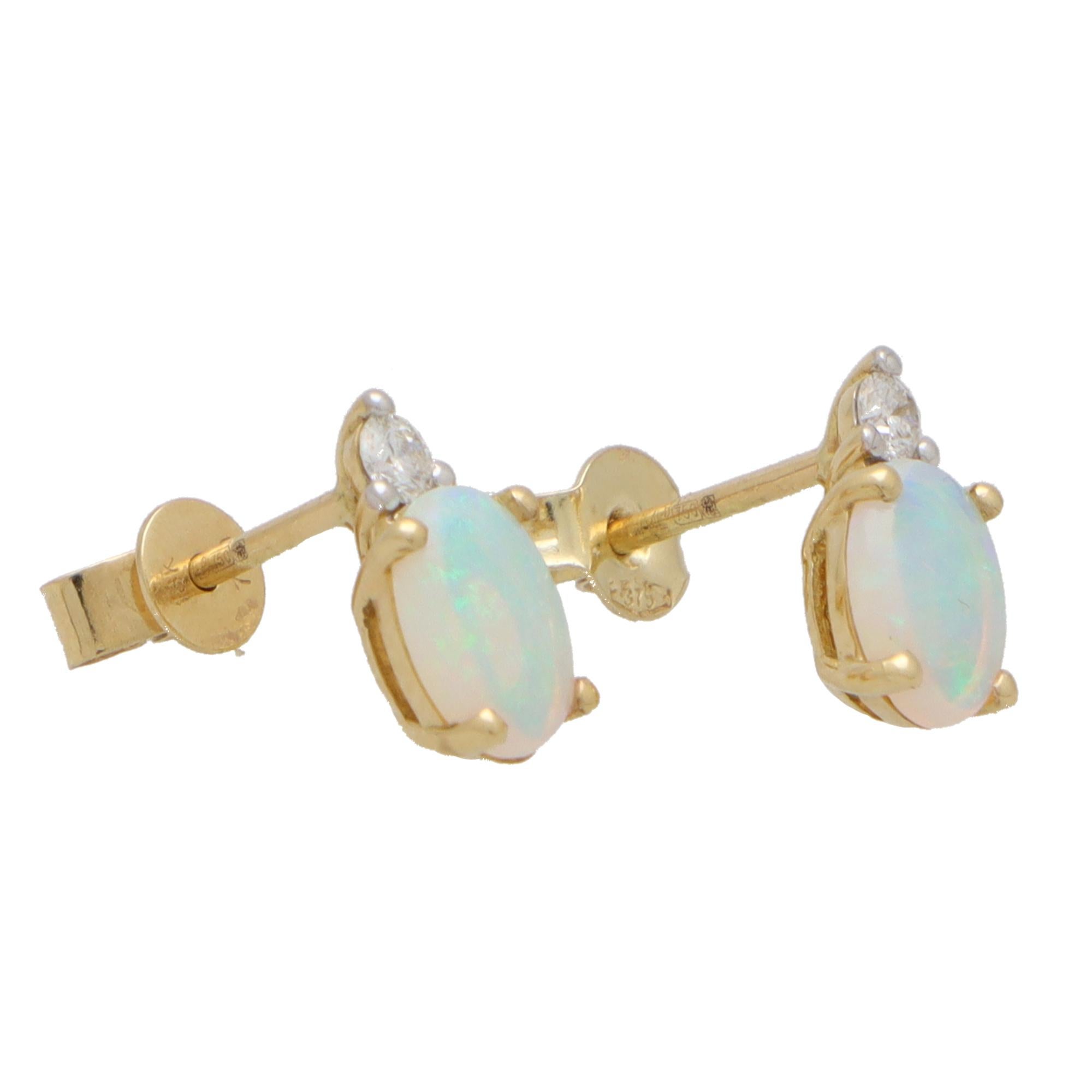 Vintage-Ohrstecker mit Opal und Diamant aus 9 Karat Gelbgold im Zustand „Hervorragend“ in London, GB