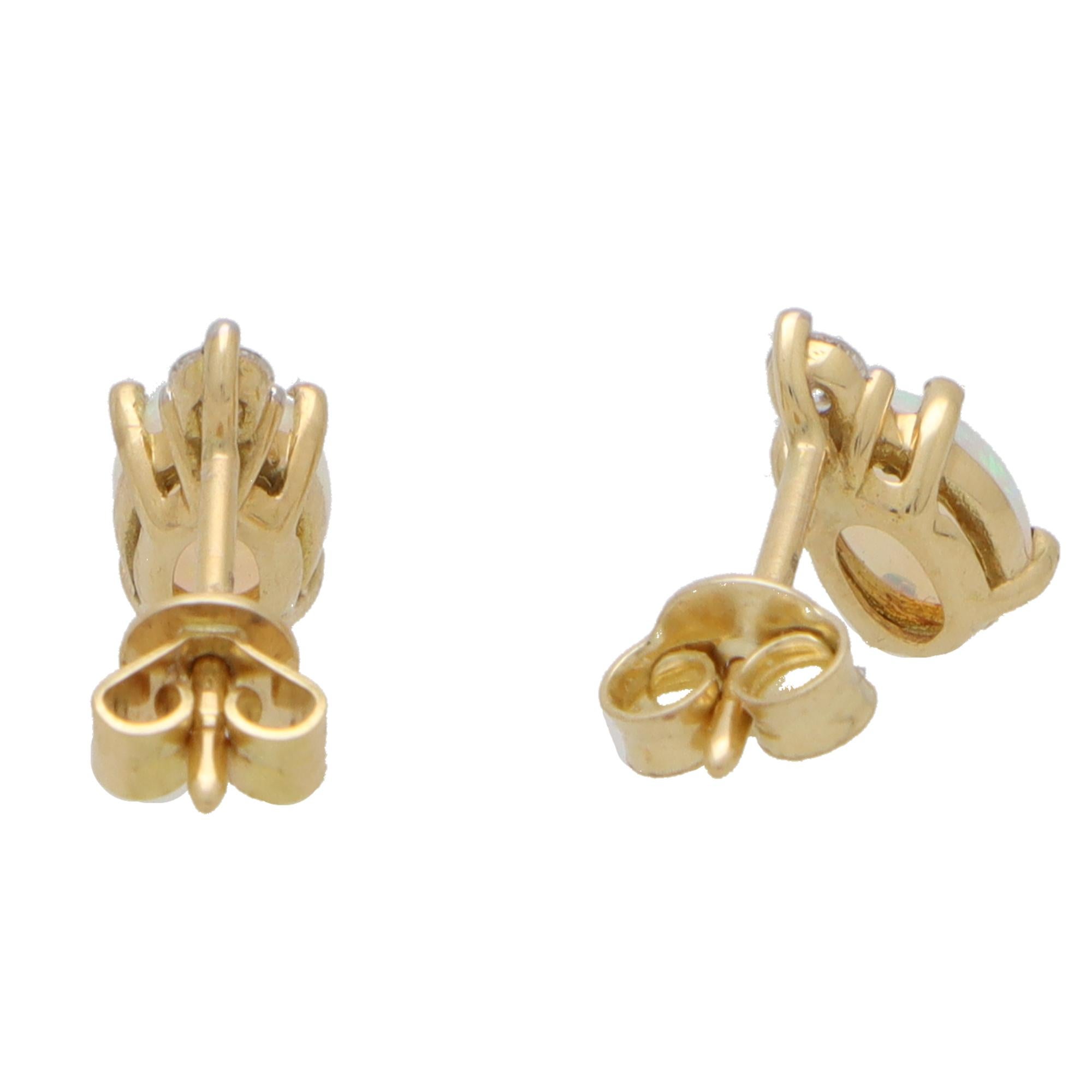 Vintage-Ohrstecker mit Opal und Diamant aus 9 Karat Gelbgold 1