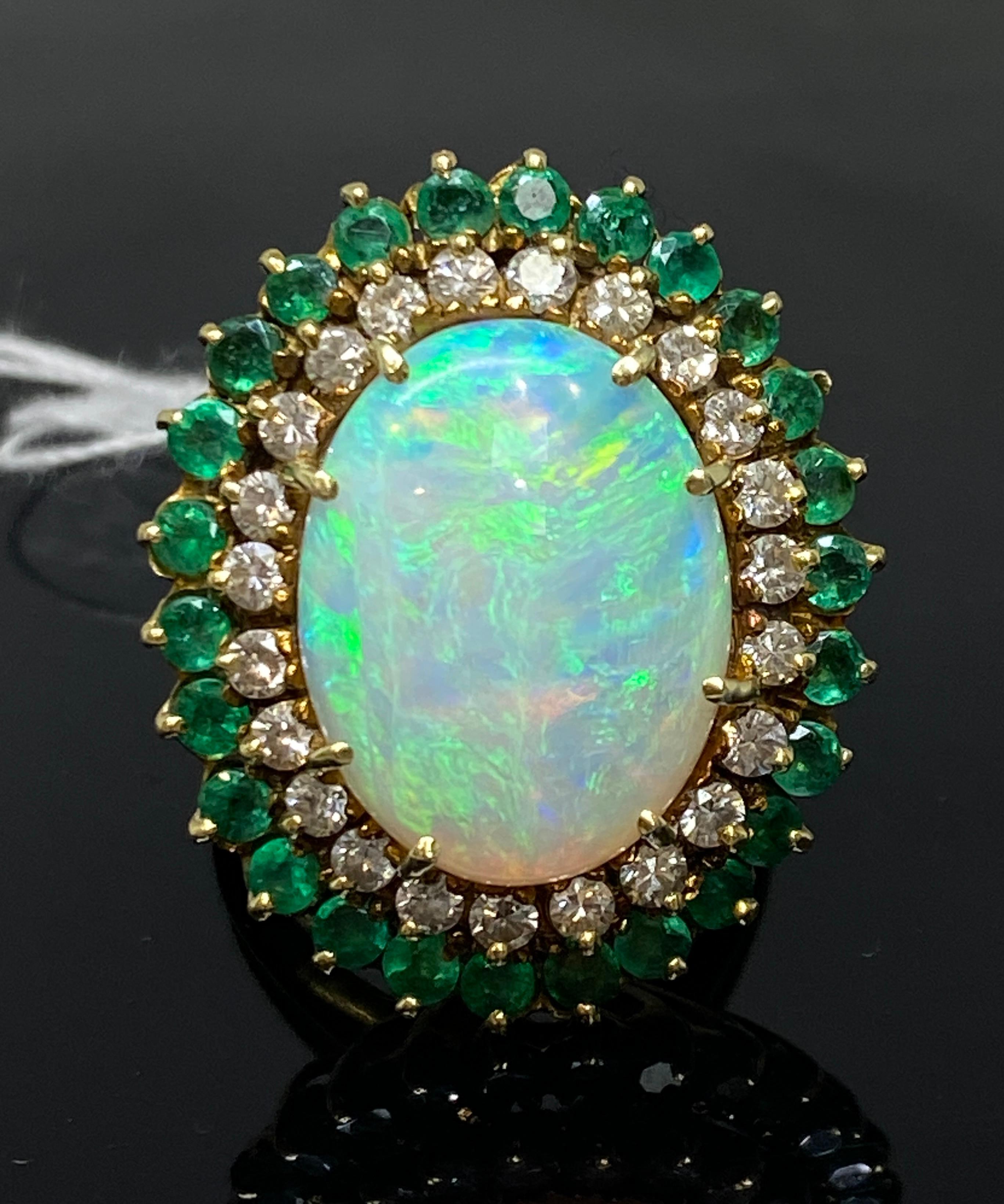 Cocktail-Ring aus 18 Karat Gelbgold mit Opal, Cabochon, Diamant, Smaragd und Smaragd (Brillantschliff)