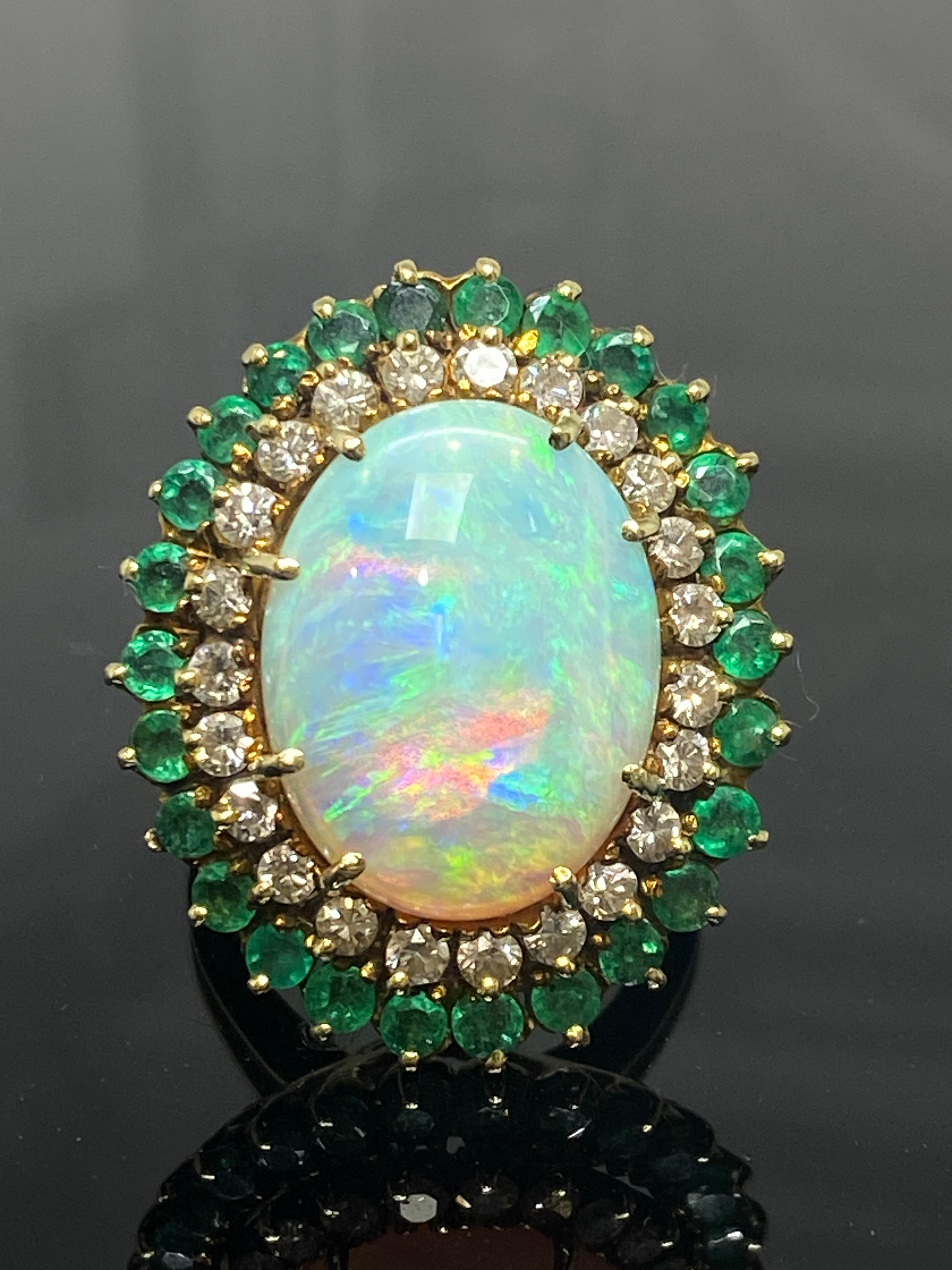 Cocktail-Ring aus 18 Karat Gelbgold mit Opal, Cabochon, Diamant, Smaragd und Smaragd Damen im Angebot