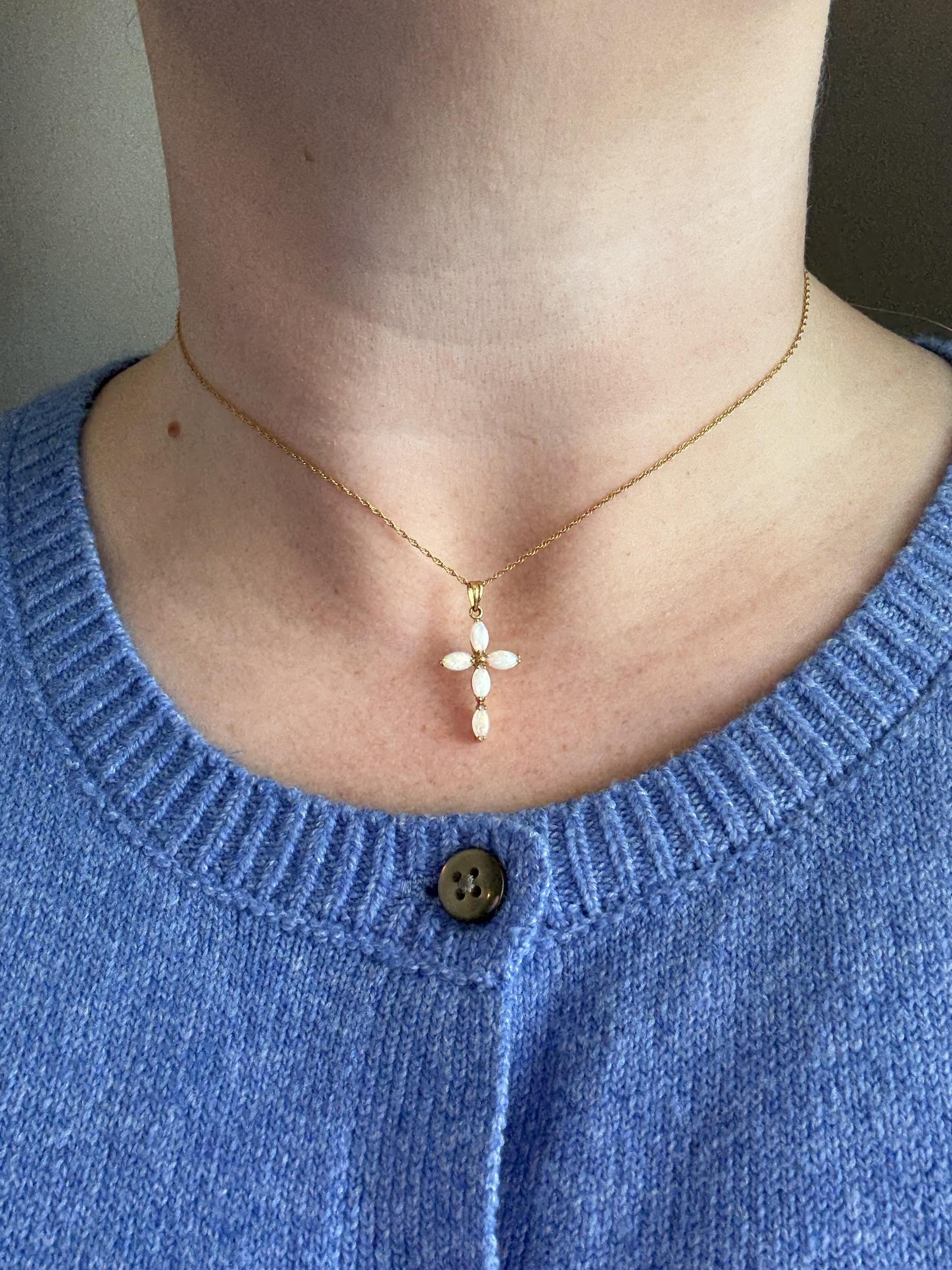 Nous adorons ce collier en forme de croix !

Détails du collier
MATERIAL : Or rose 14K
Époque : Rétro 1960 - 1980
Longueur de la chute du pendentif : 1 1/8 pouce
Largeur du pendentif : 5/8 pouces
Poids : 2,1 grammes
Longueur de la chaîne : 15