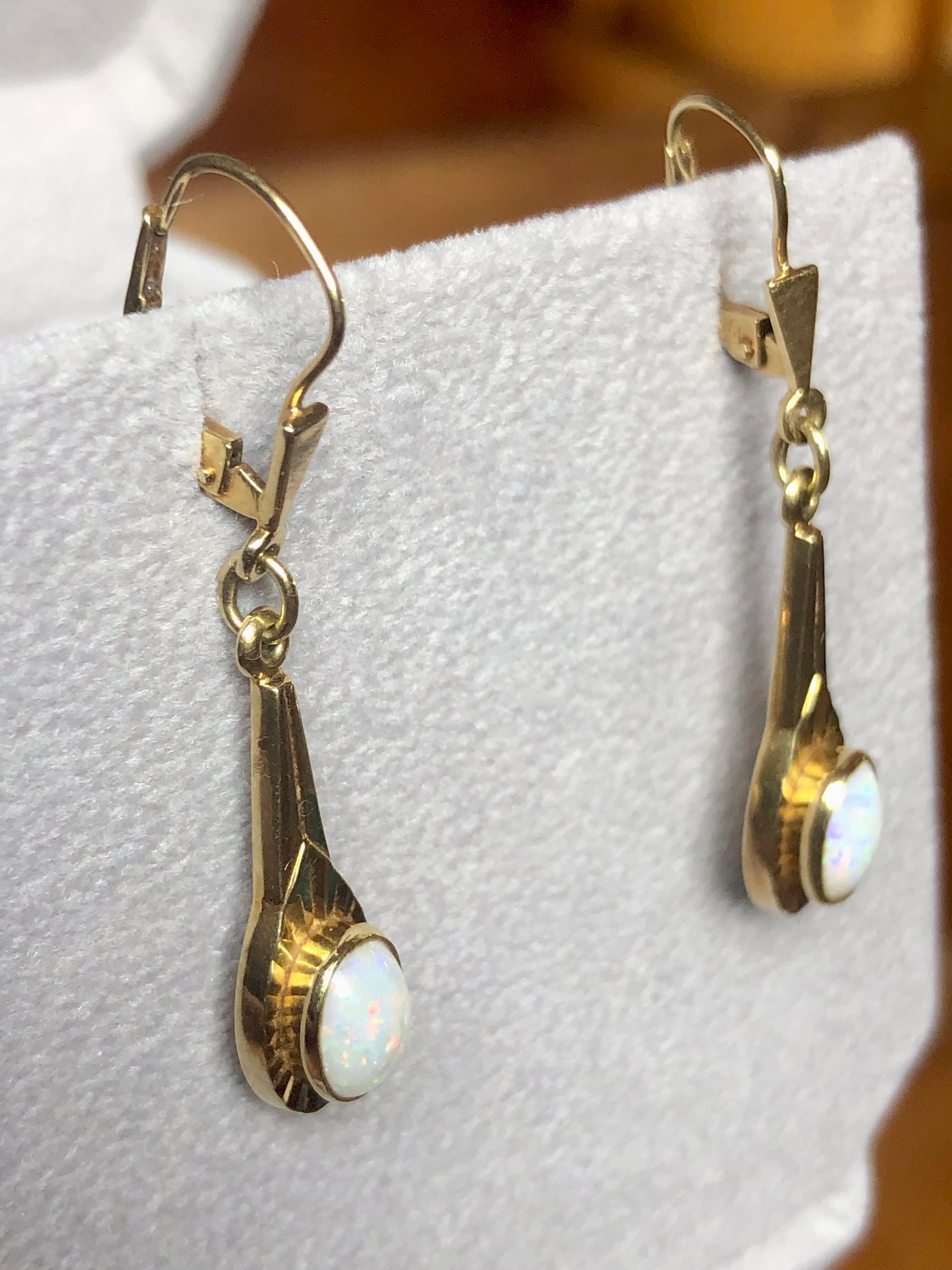 Vintage Opal Dangling  Earrings in 14 Karat Yellow Gold For Sale 3