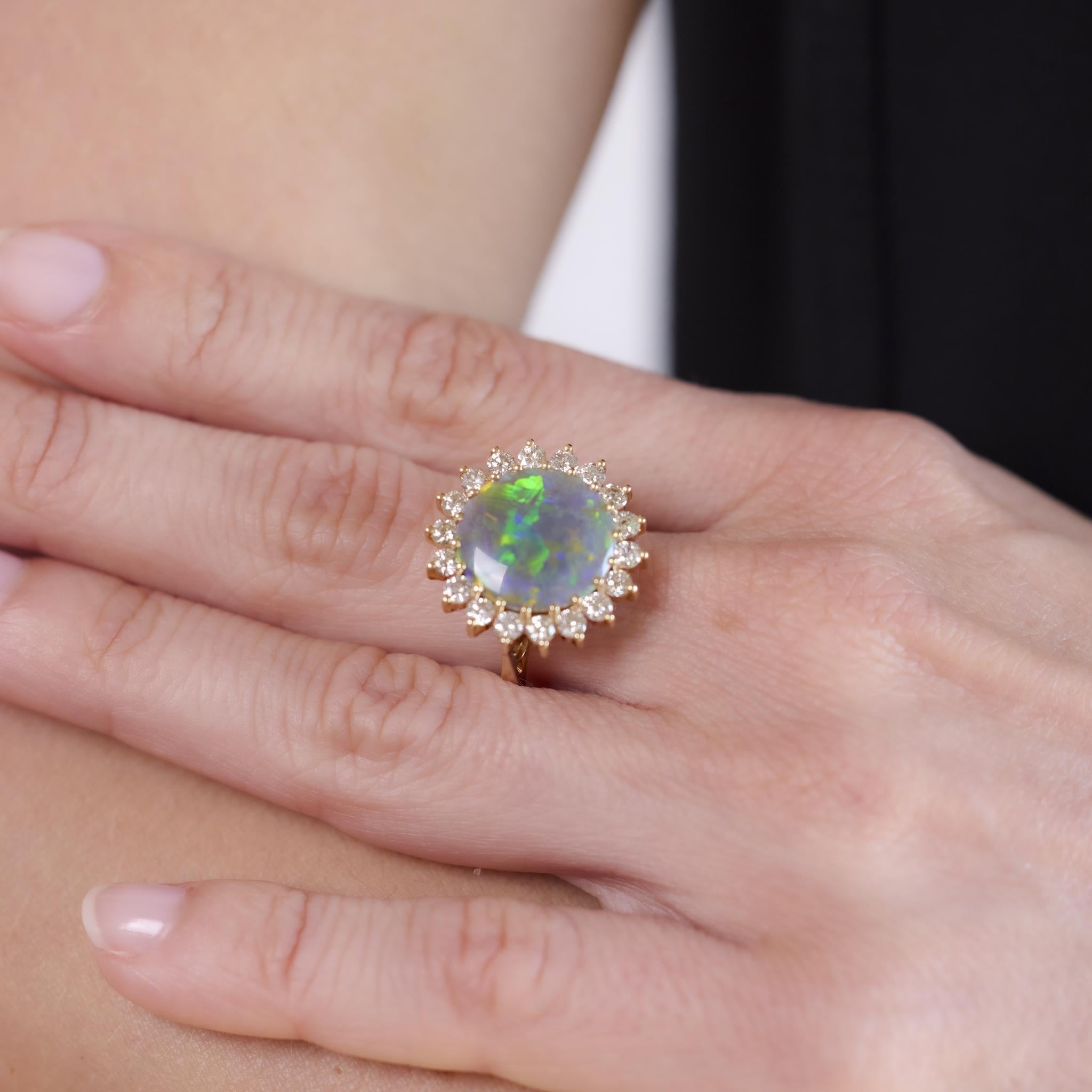 Taille brillant Bague à grappes vintage en or jaune 14 carats avec opale et diamants en vente