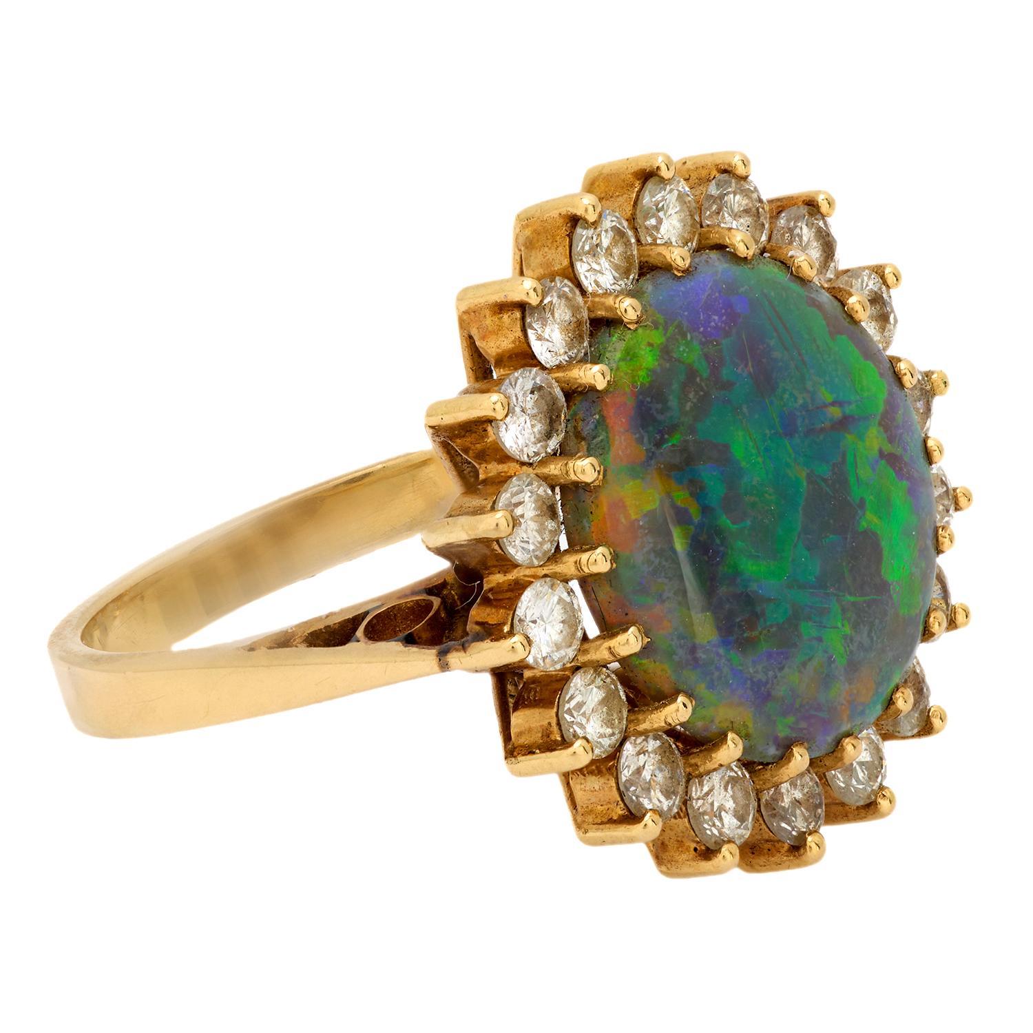 Bague à grappes vintage en or jaune 14 carats avec opale et diamants Bon état - En vente à Beverly Hills, CA