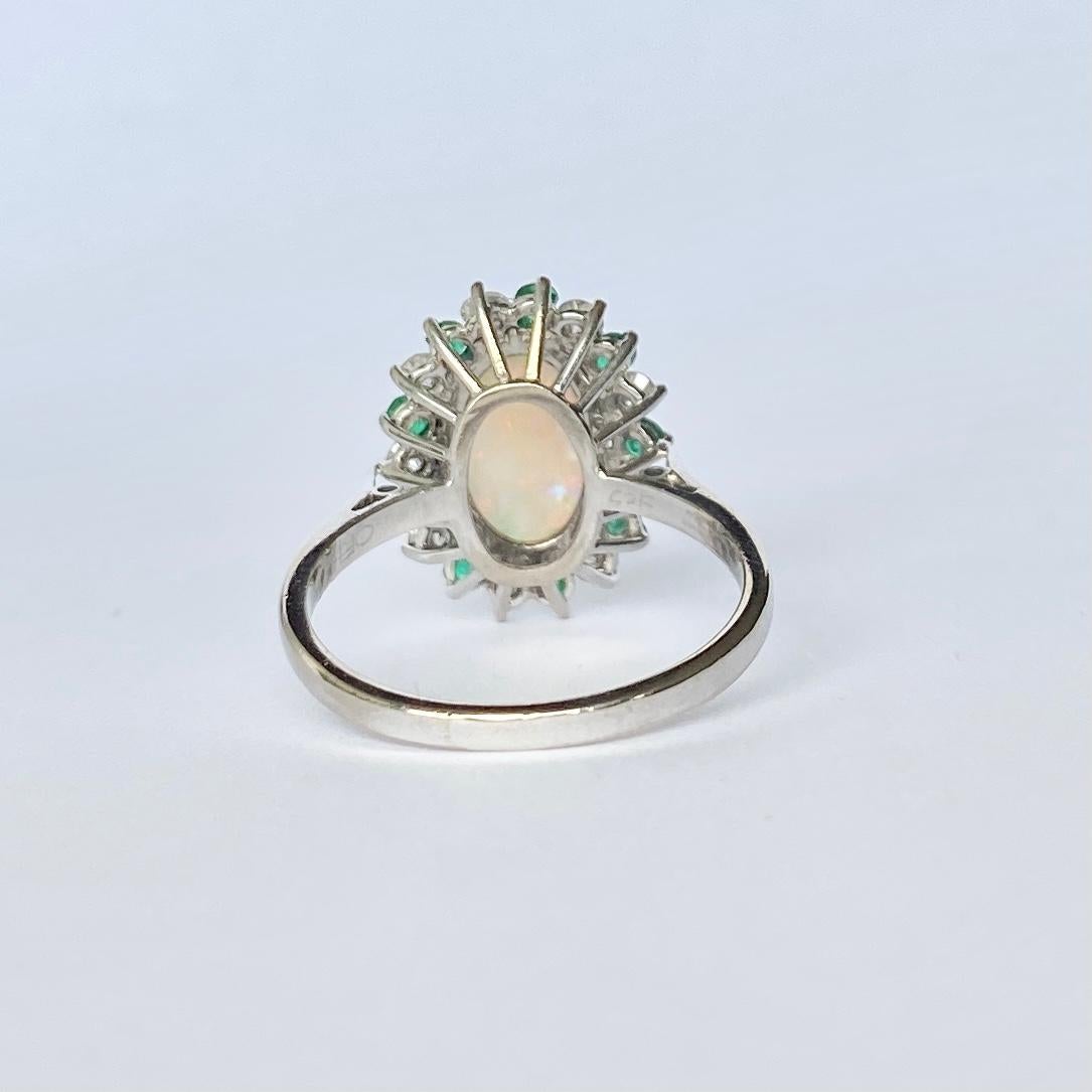 18 Karat Weißgold Cluster-Ring mit Opal, Diamant und Smaragd (Moderne) im Angebot