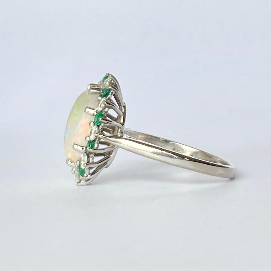 18 Karat Weißgold Cluster-Ring mit Opal, Diamant und Smaragd (Cabochon) im Angebot