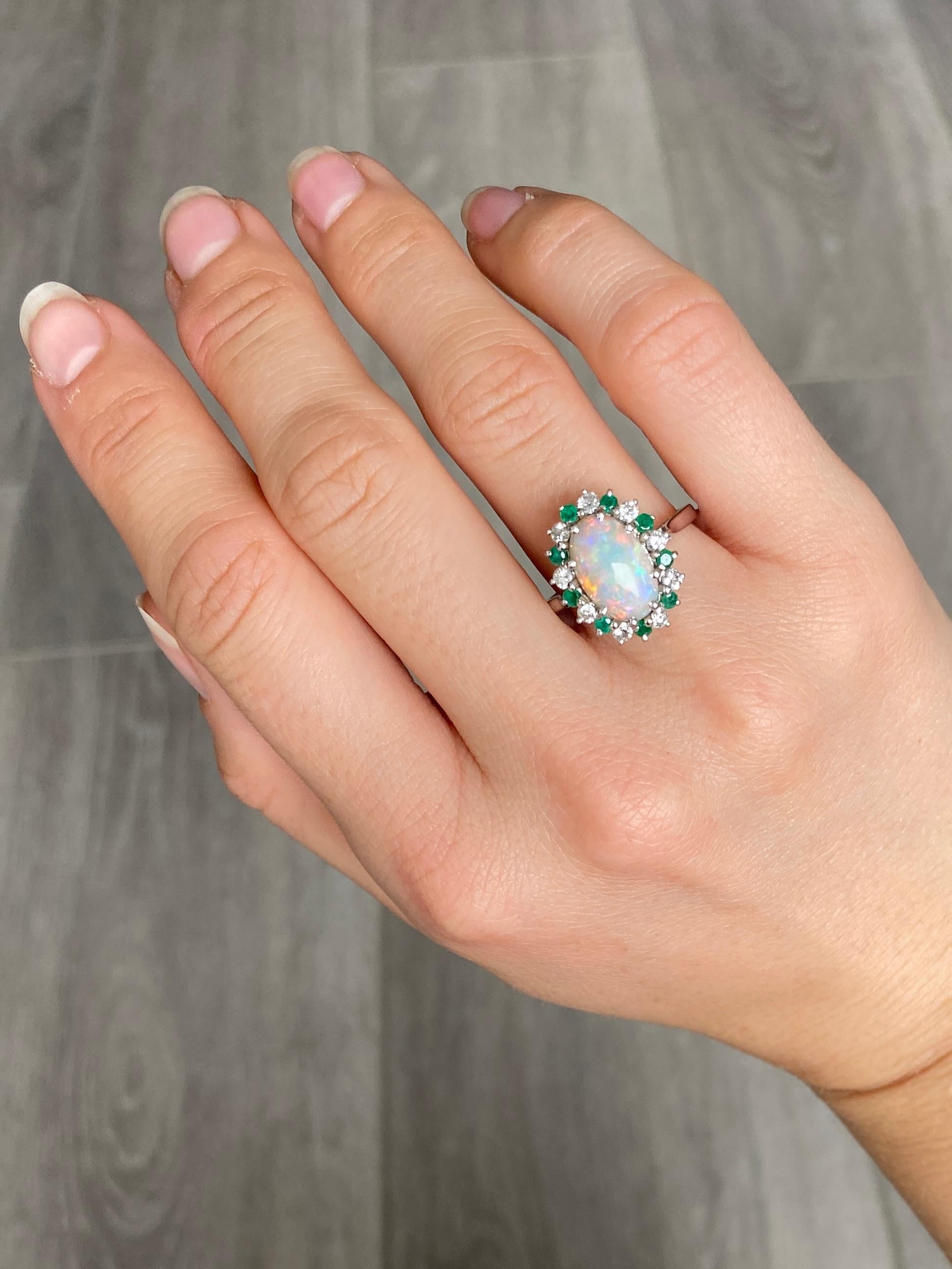 18 Karat Weißgold Cluster-Ring mit Opal, Diamant und Smaragd im Zustand „Gut“ im Angebot in Chipping Campden, GB