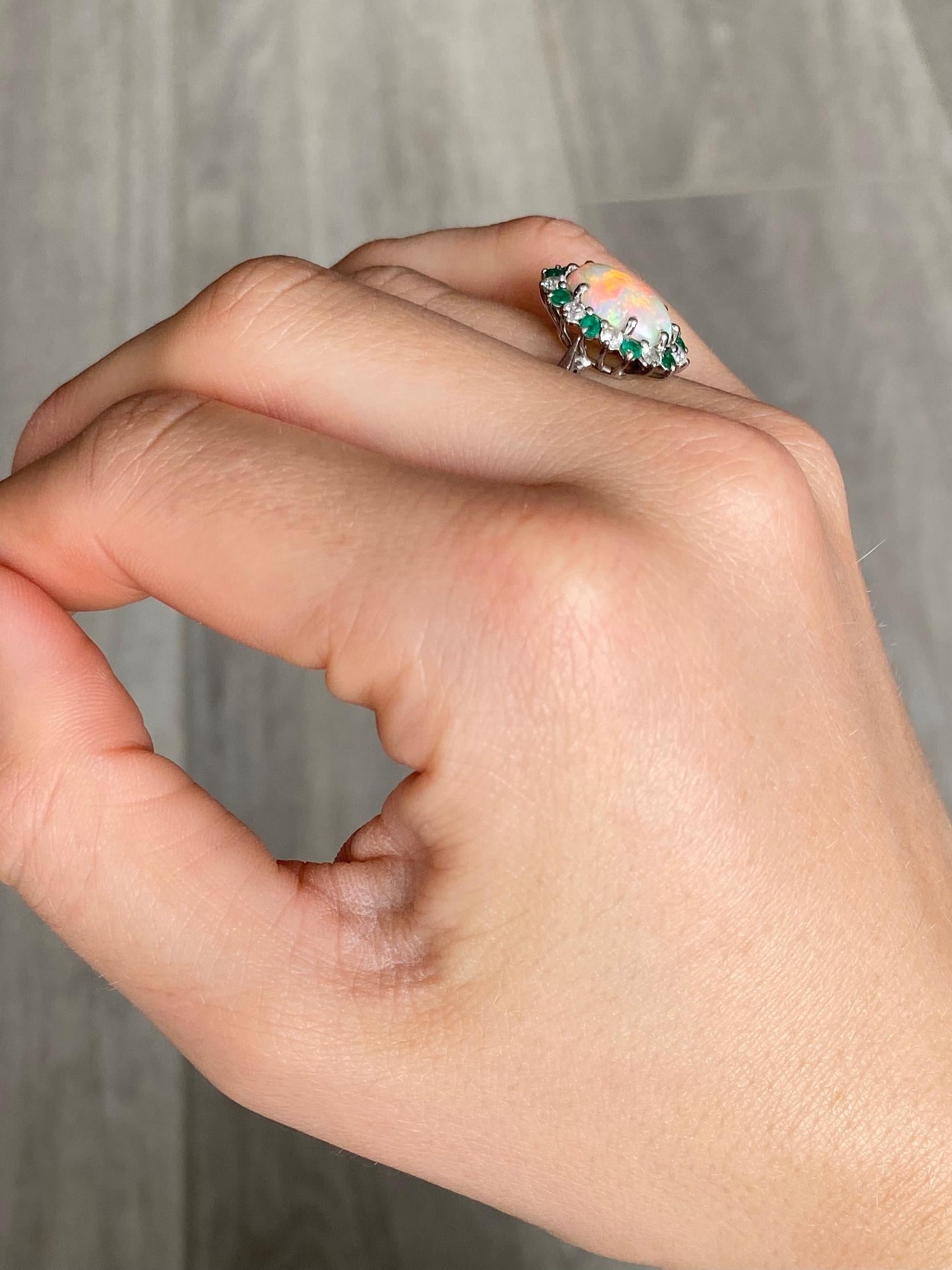 De las mujeres Anillo vintage en racimo de ópalo, diamante y esmeralda de oro blanco de 18 quilates
