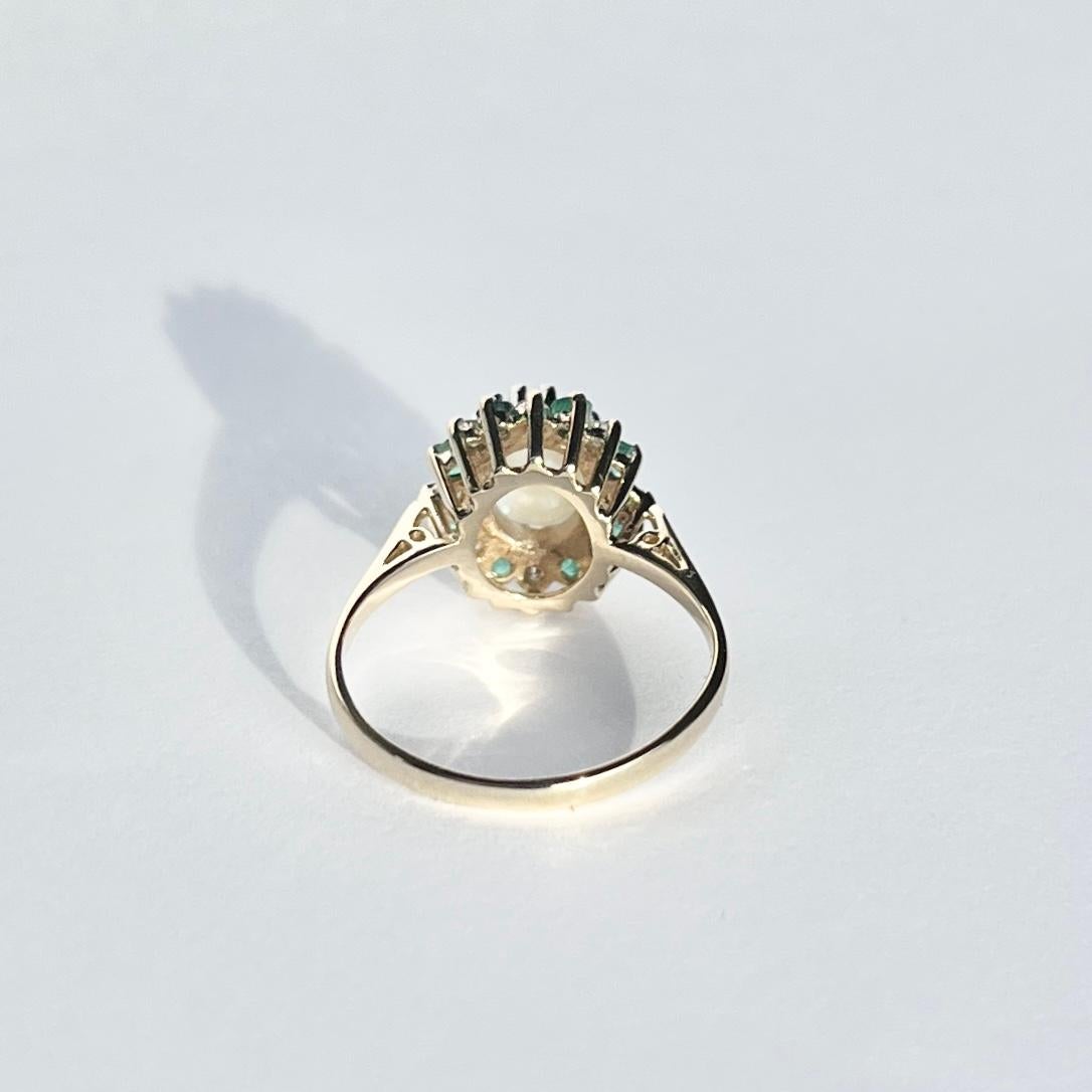 Vintage-Cluster-Ring aus 9 Karat Weißgold mit Opal, Diamant und Smaragd (Cabochon) im Angebot
