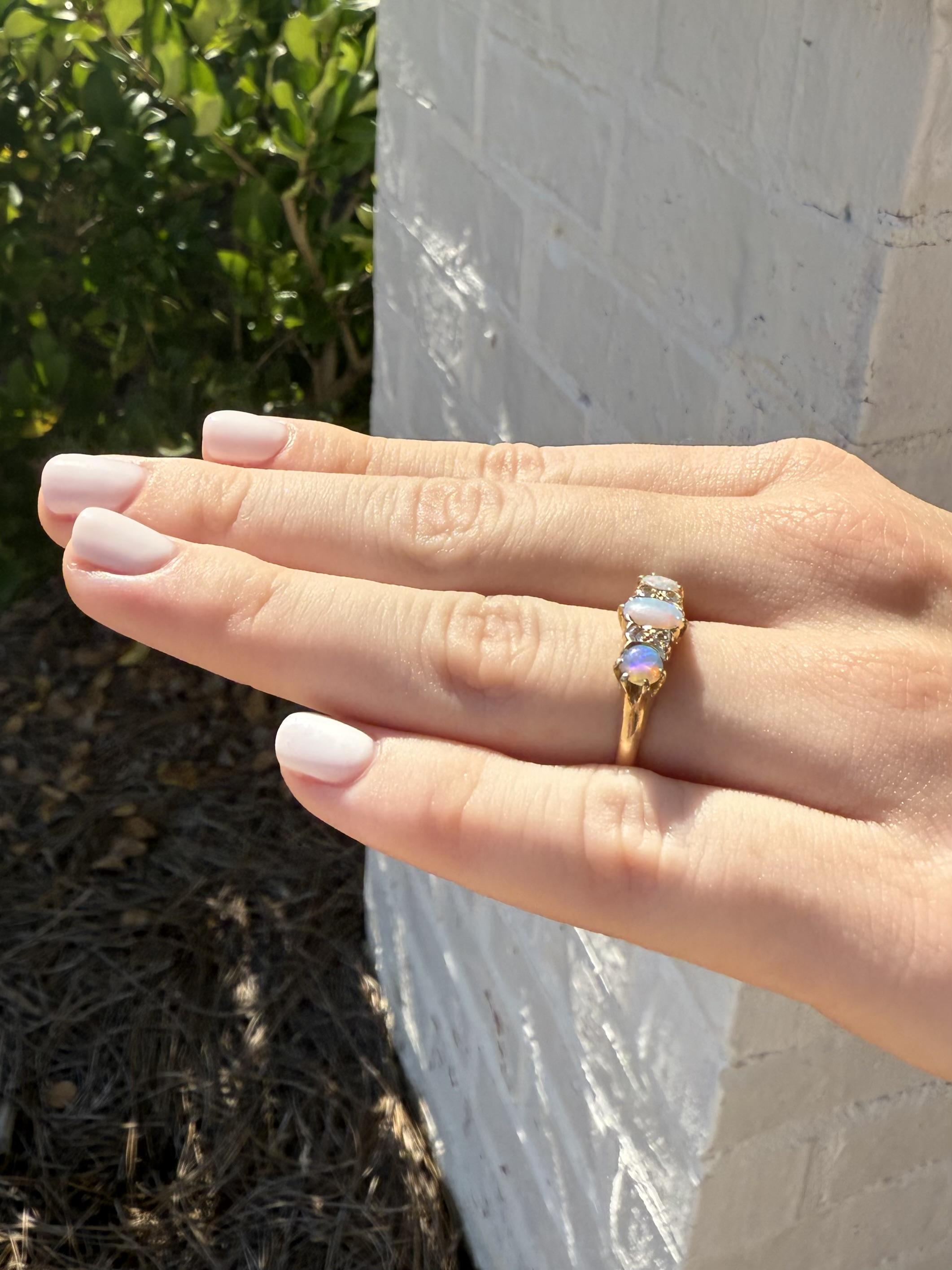 Rétro Bague vintage en or jaune 14K avec opale et diamant en vente