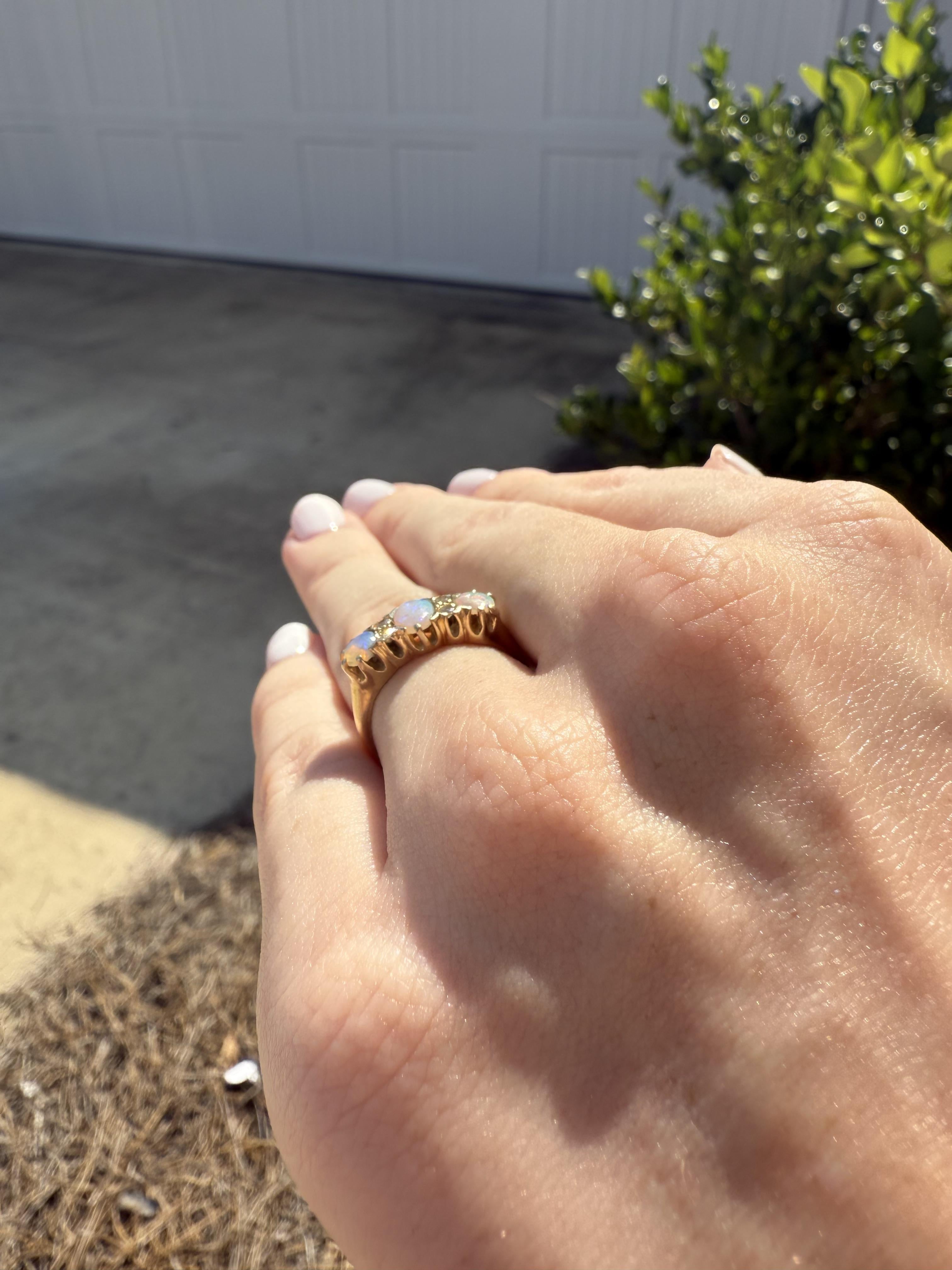 Taille cabochon Bague vintage en or jaune 14K avec opale et diamant en vente